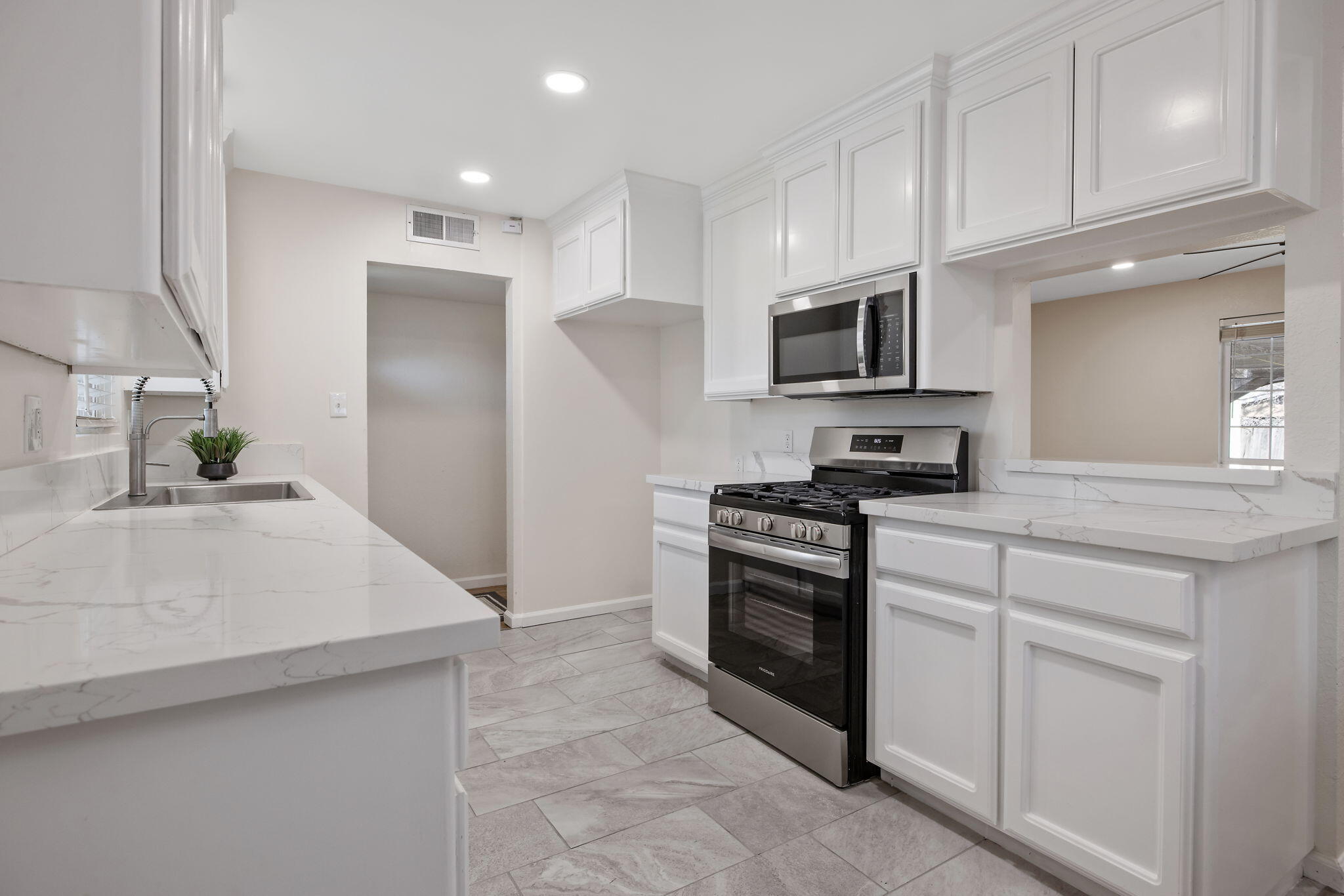 2528 W Howard Ave, Visalia, CA 93277