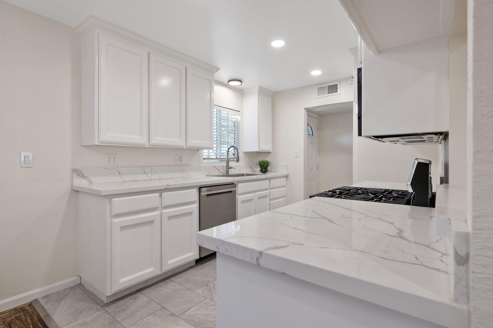 2528 W Howard Ave, Visalia, CA 93277