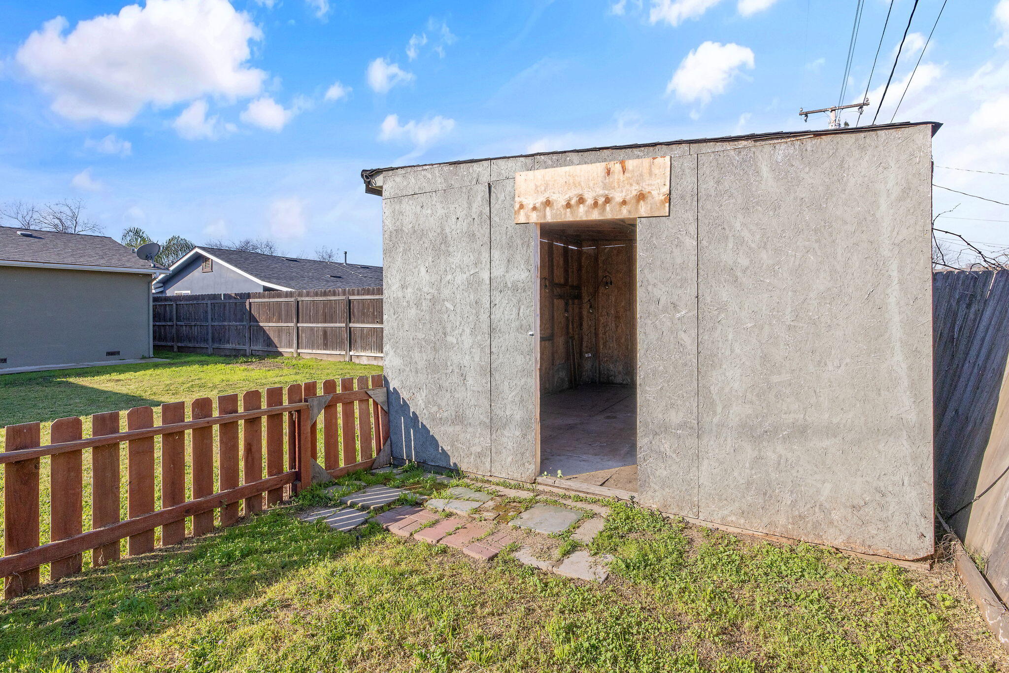 2528 W Howard Ave, Visalia, CA 93277