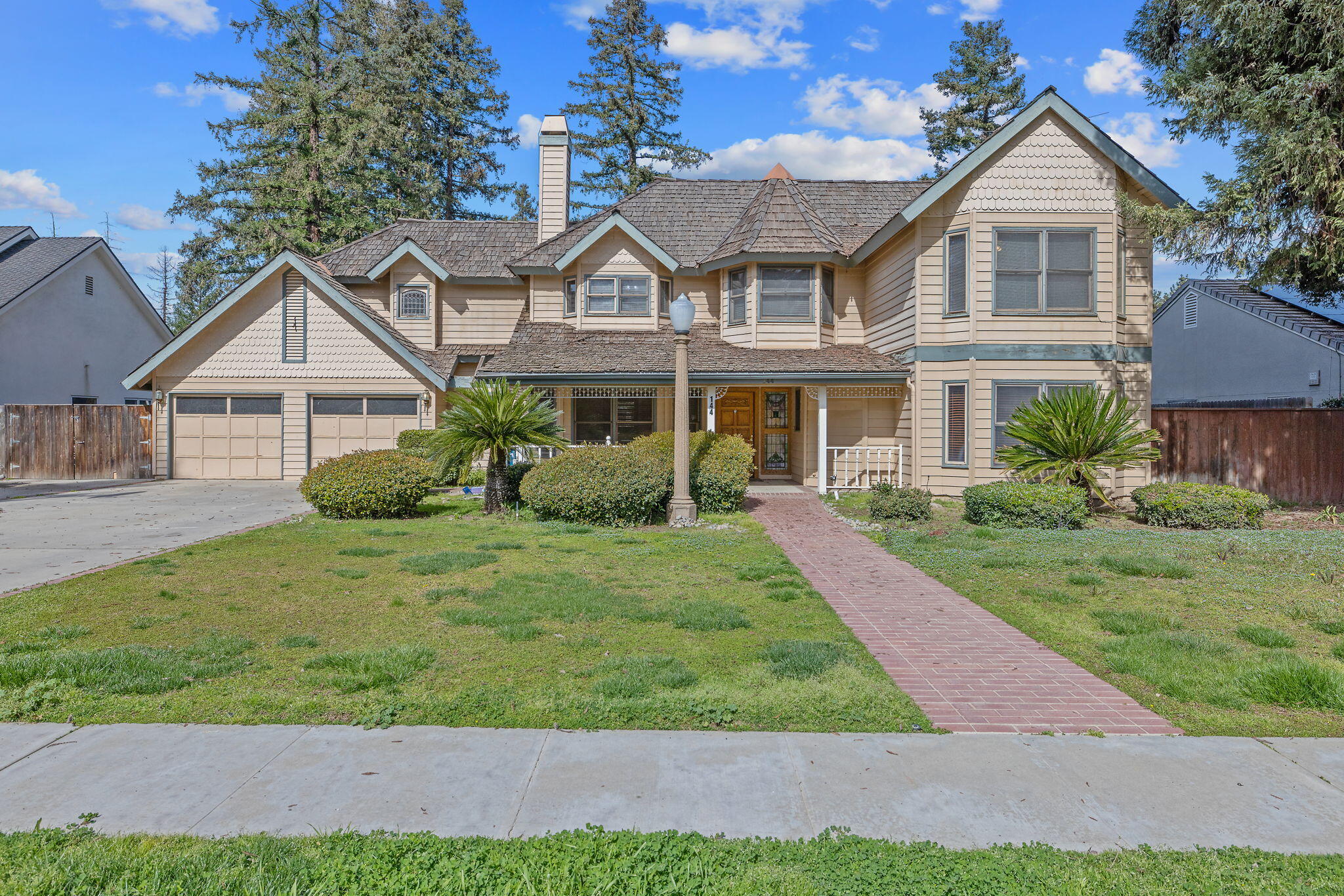 144 E Parkview Ave, Visalia, CA 93277