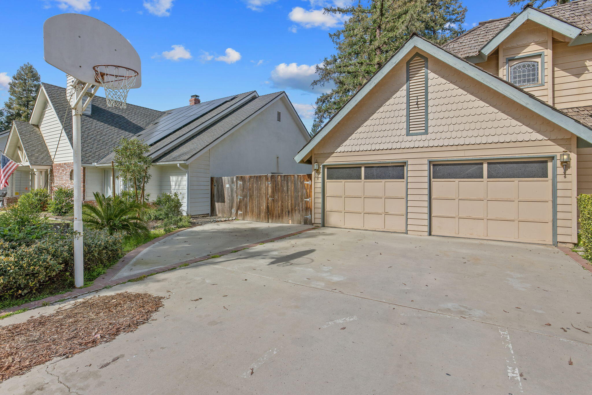 144 E Parkview Ave, Visalia, CA 93277