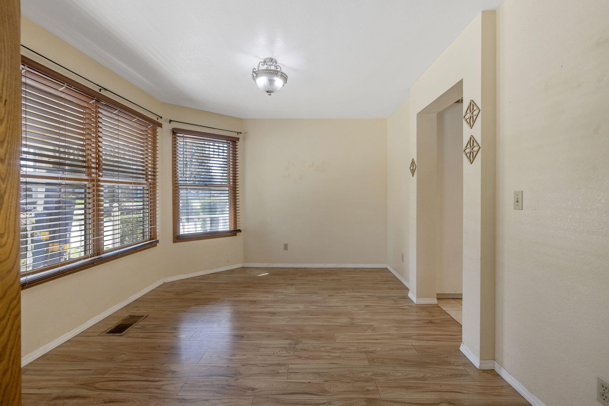 144 E Parkview Ave, Visalia, CA 93277