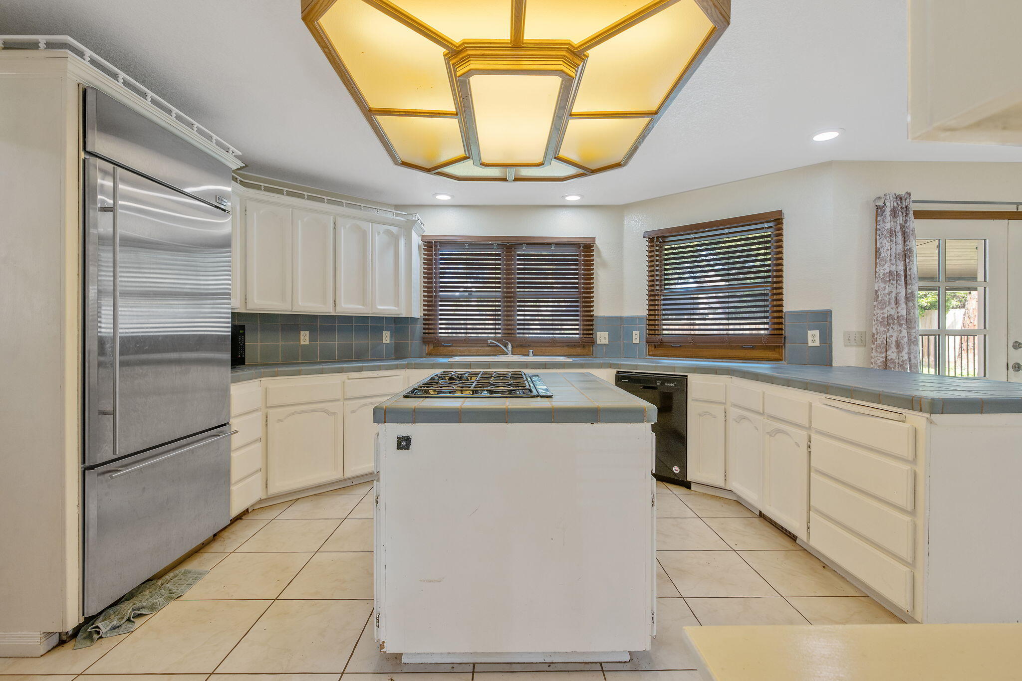 144 E Parkview Ave, Visalia, CA 93277