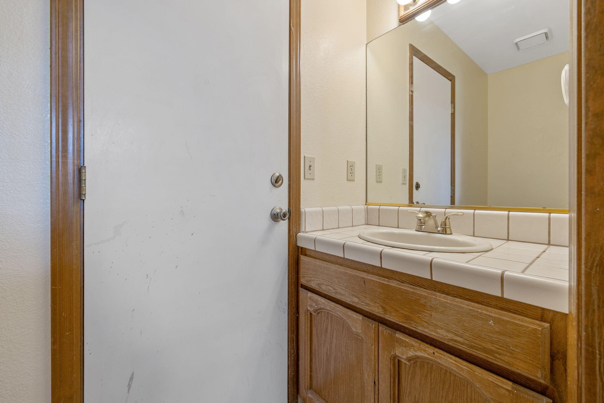 144 E Parkview Ave, Visalia, CA 93277