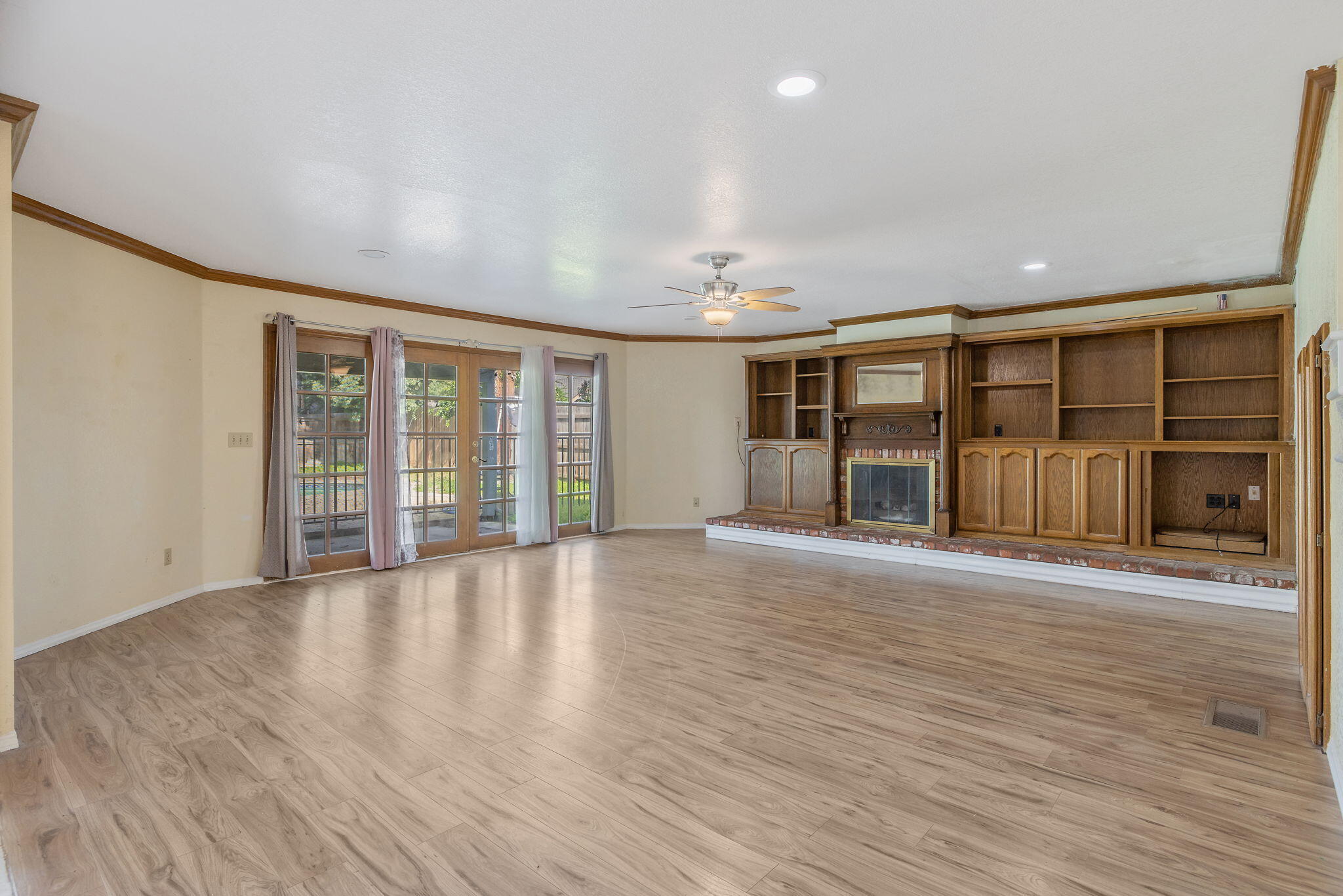 144 E Parkview Ave, Visalia, CA 93277