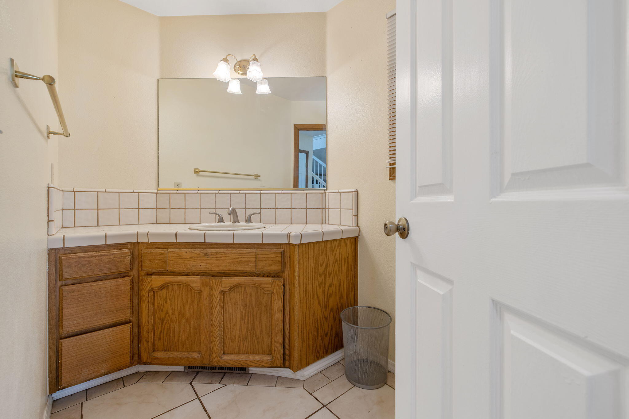 144 E Parkview Ave, Visalia, CA 93277