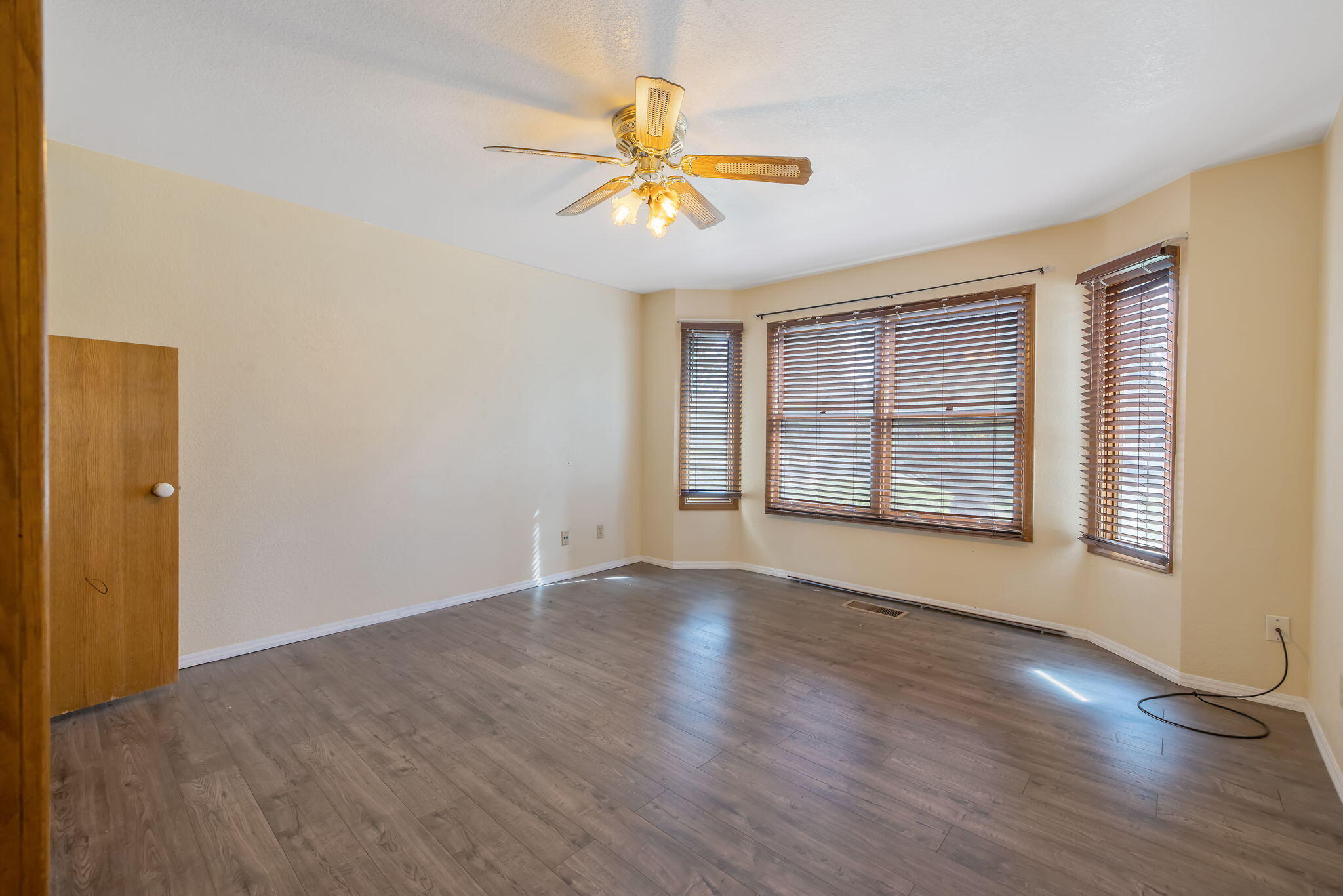 144 E Parkview Ave, Visalia, CA 93277