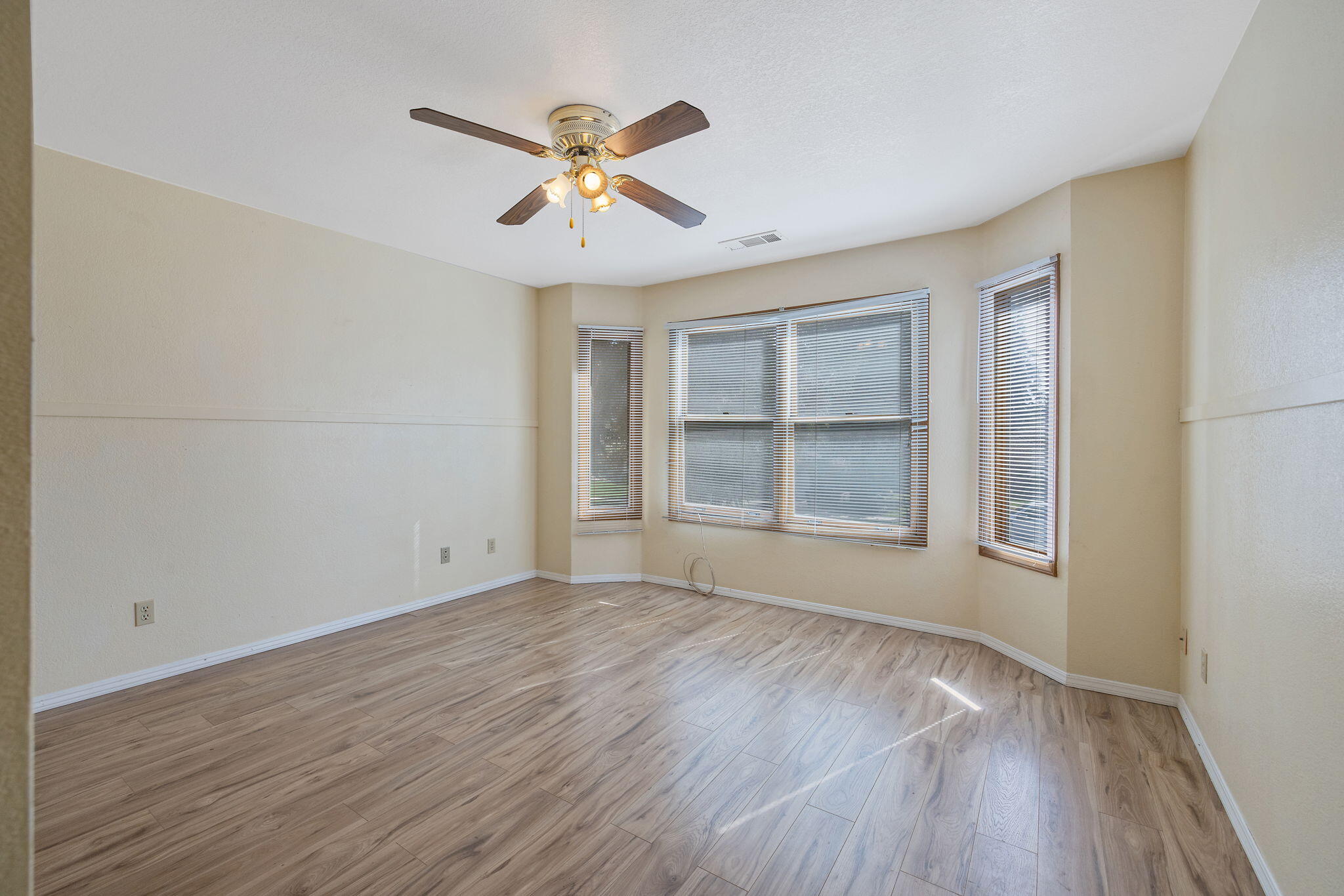 144 E Parkview Ave, Visalia, CA 93277