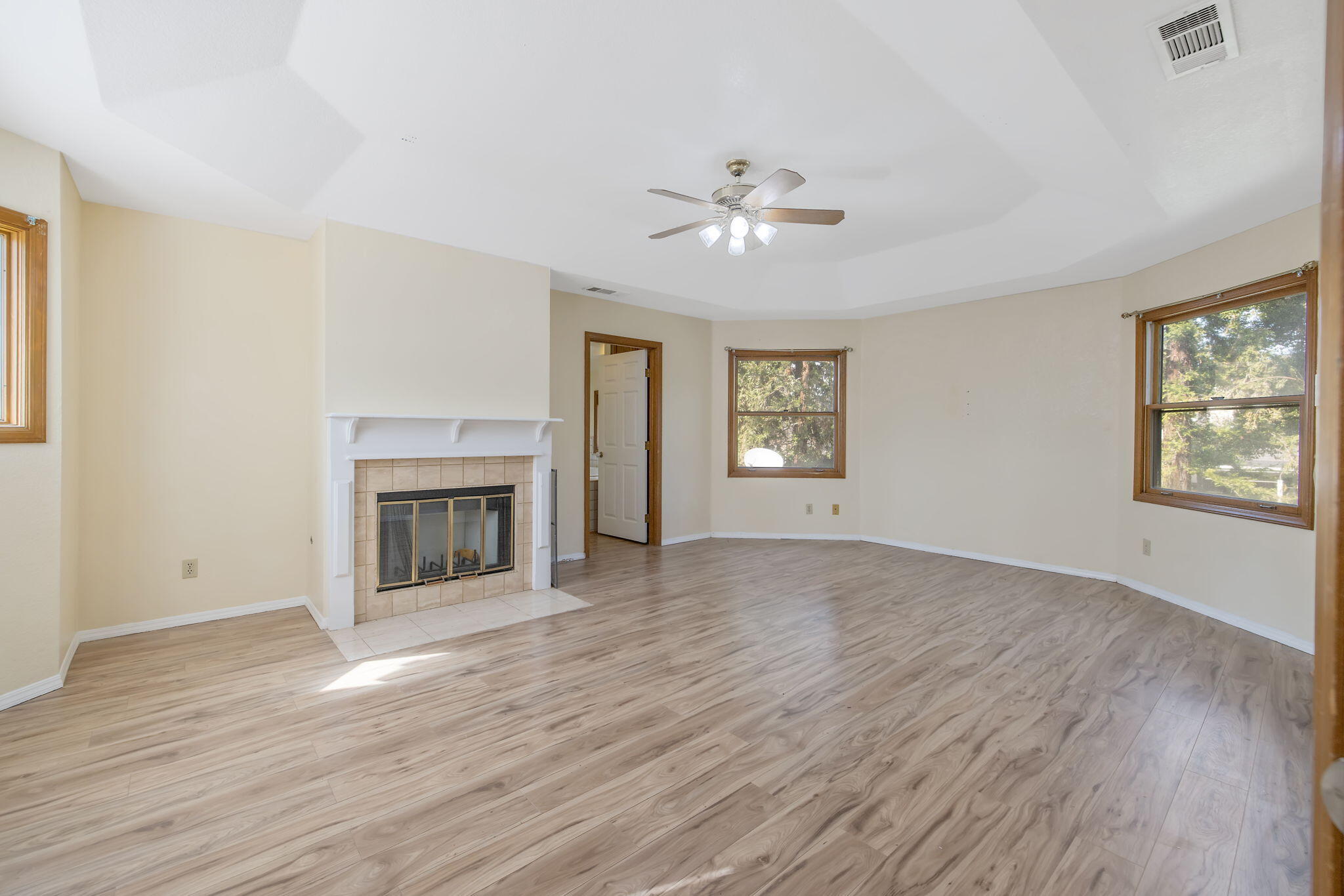 144 E Parkview Ave, Visalia, CA 93277