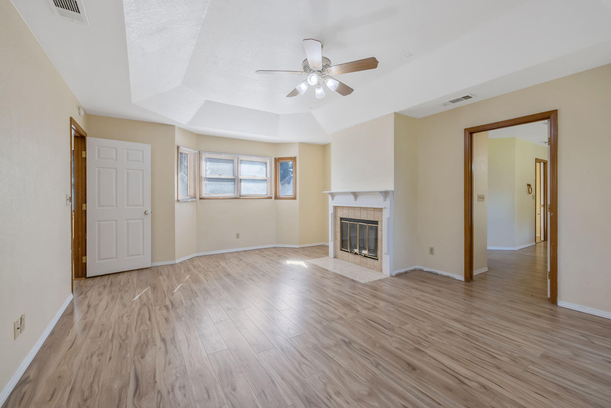 144 E Parkview Ave, Visalia, CA 93277