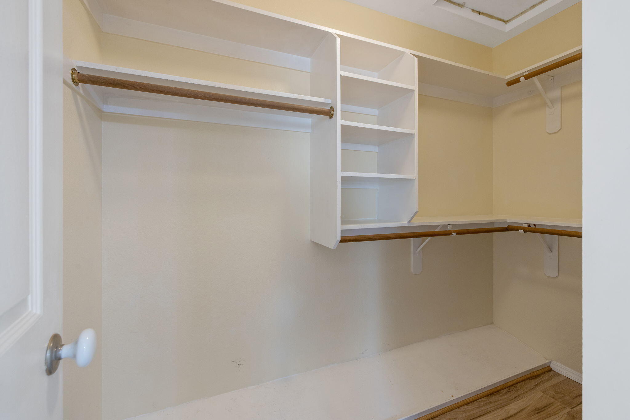 144 E Parkview Ave, Visalia, CA 93277