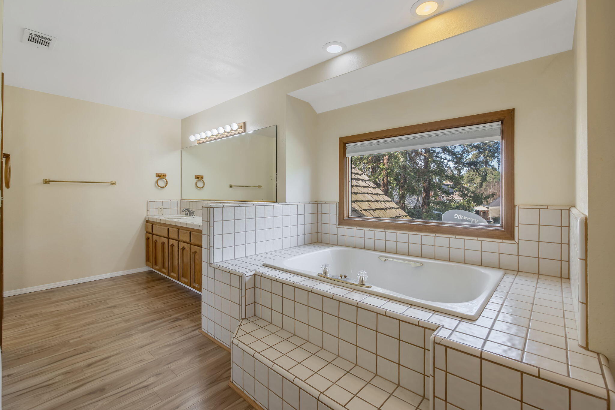 144 E Parkview Ave, Visalia, CA 93277