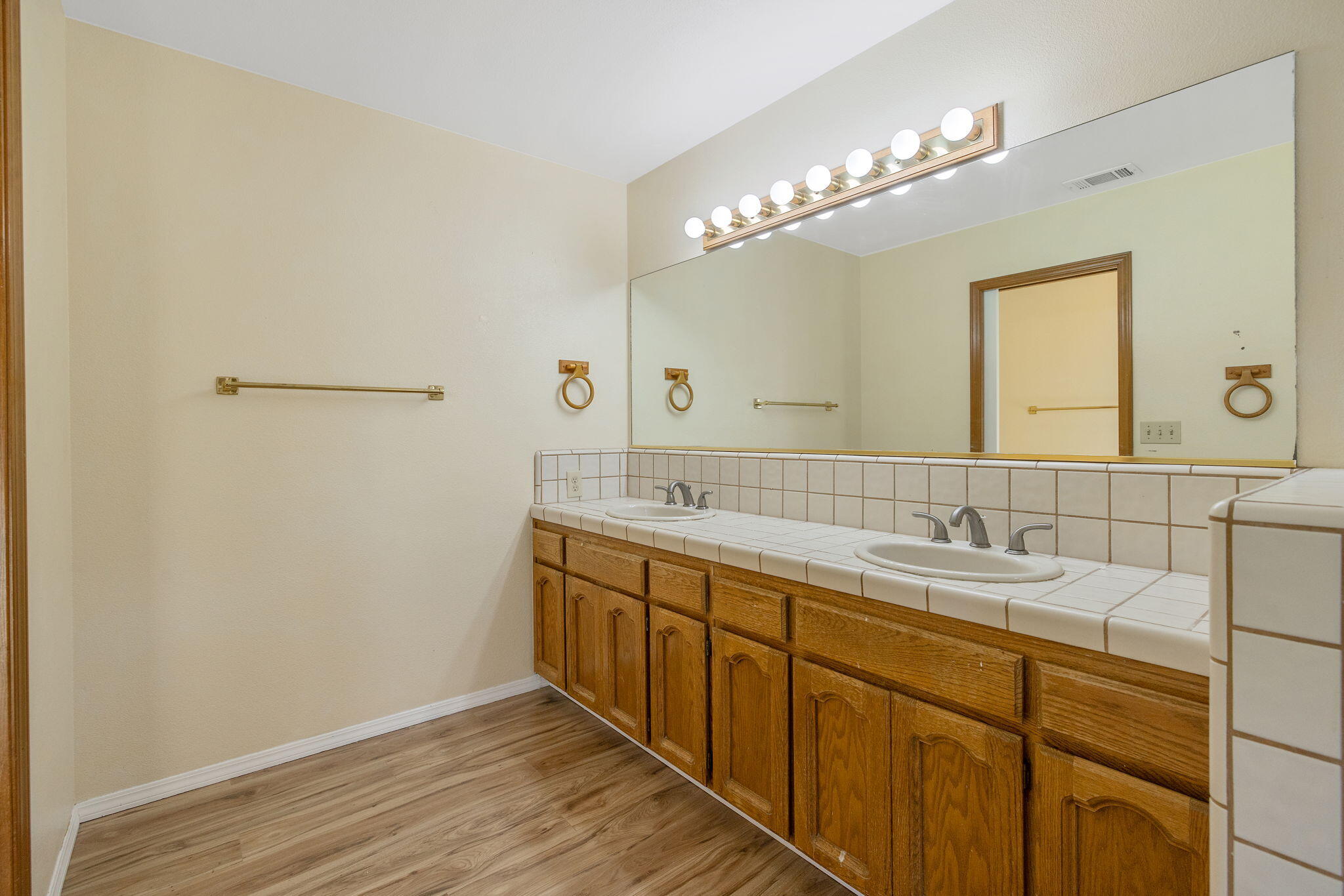 144 E Parkview Ave, Visalia, CA 93277