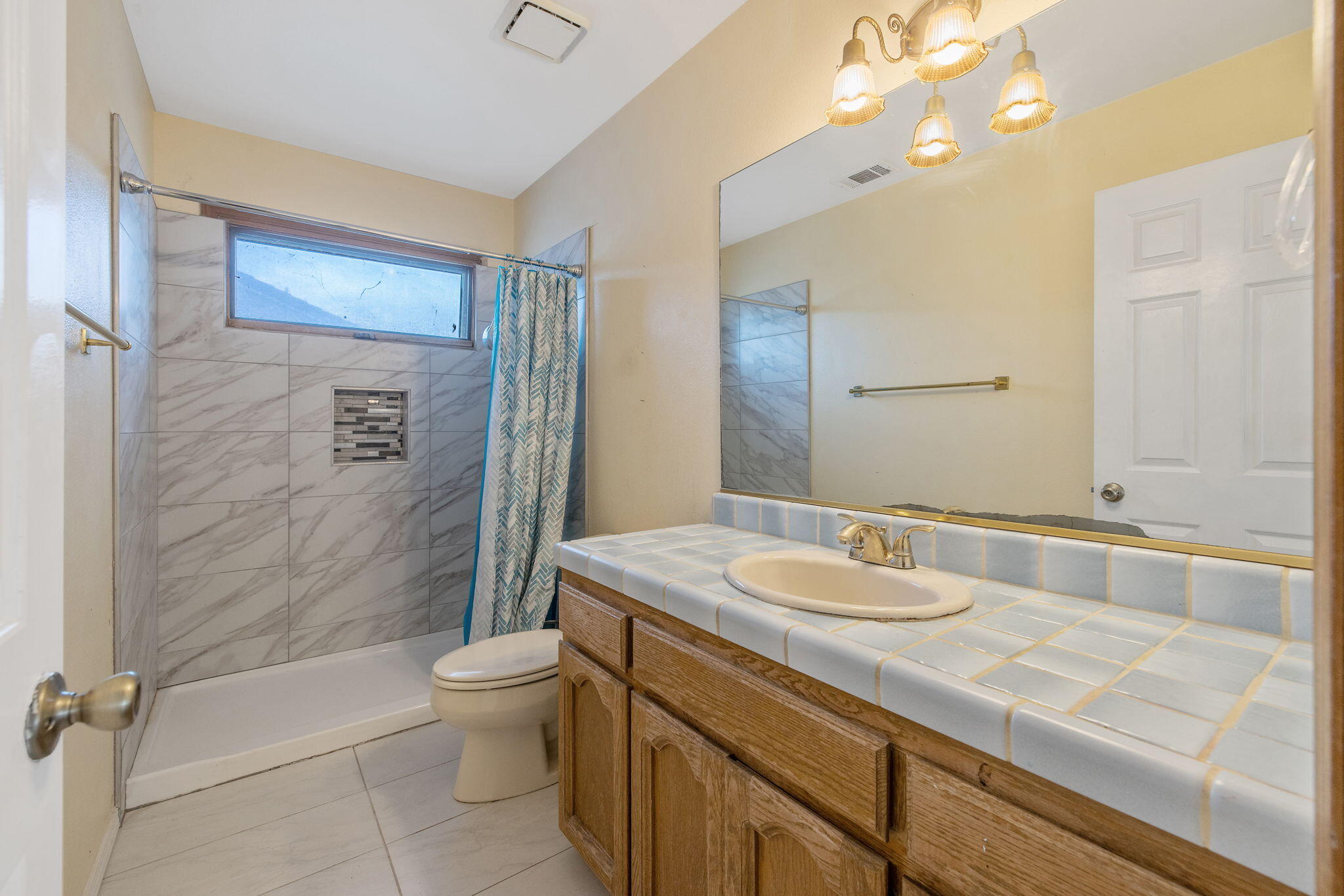 144 E Parkview Ave, Visalia, CA 93277