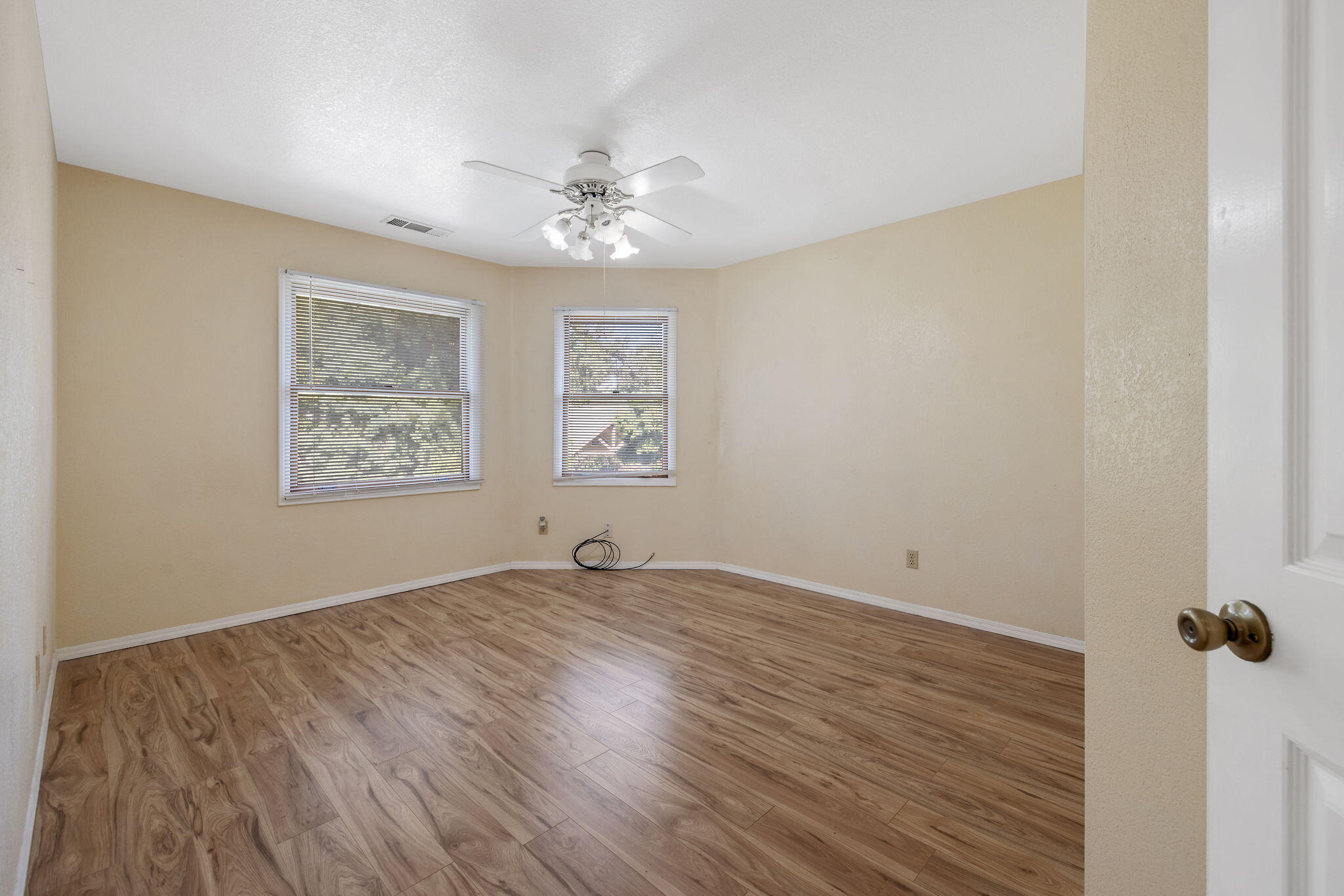 144 E Parkview Ave, Visalia, CA 93277