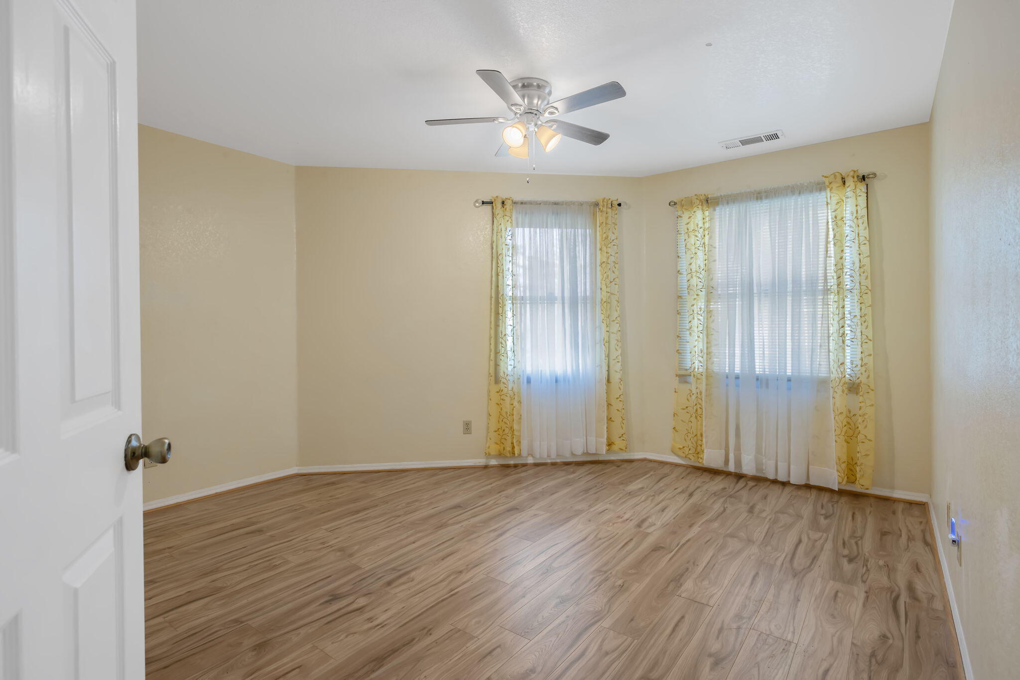 144 E Parkview Ave, Visalia, CA 93277