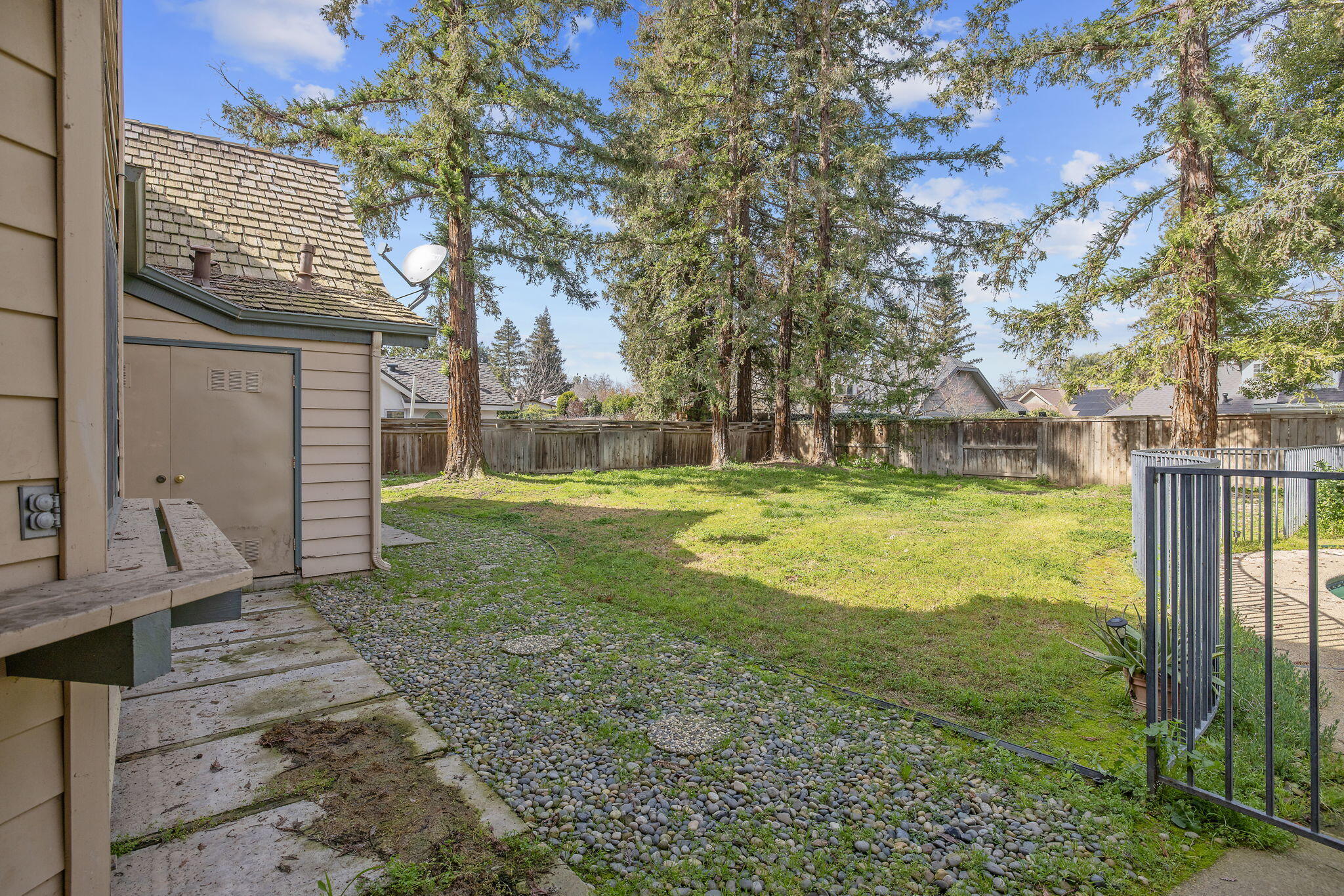 144 E Parkview Ave, Visalia, CA 93277