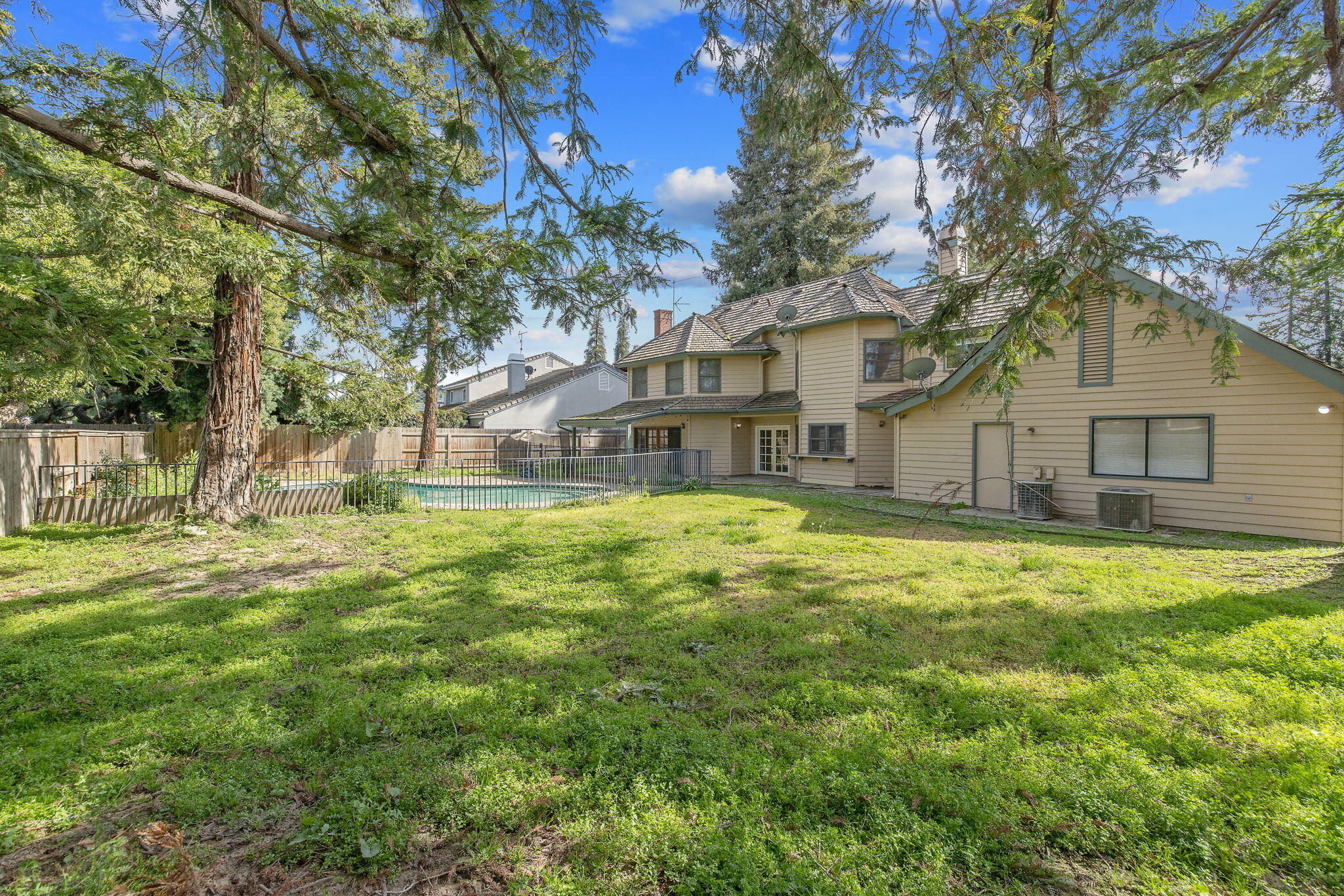 144 E Parkview Ave, Visalia, CA 93277