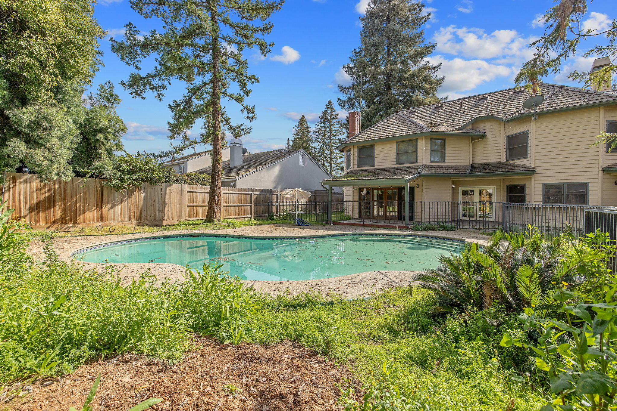 144 E Parkview Ave, Visalia, CA 93277