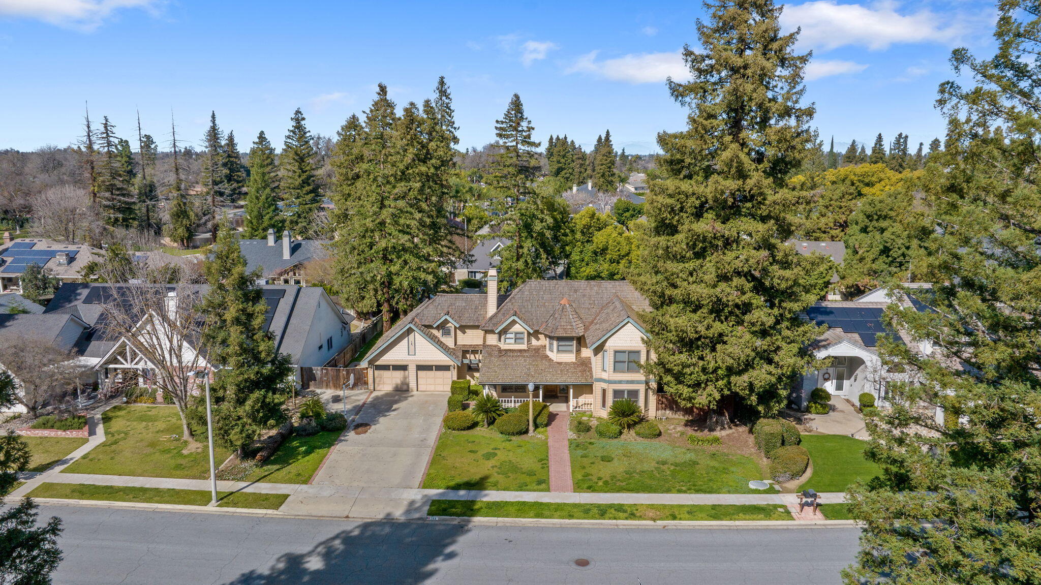 144 E Parkview Ave, Visalia, CA 93277