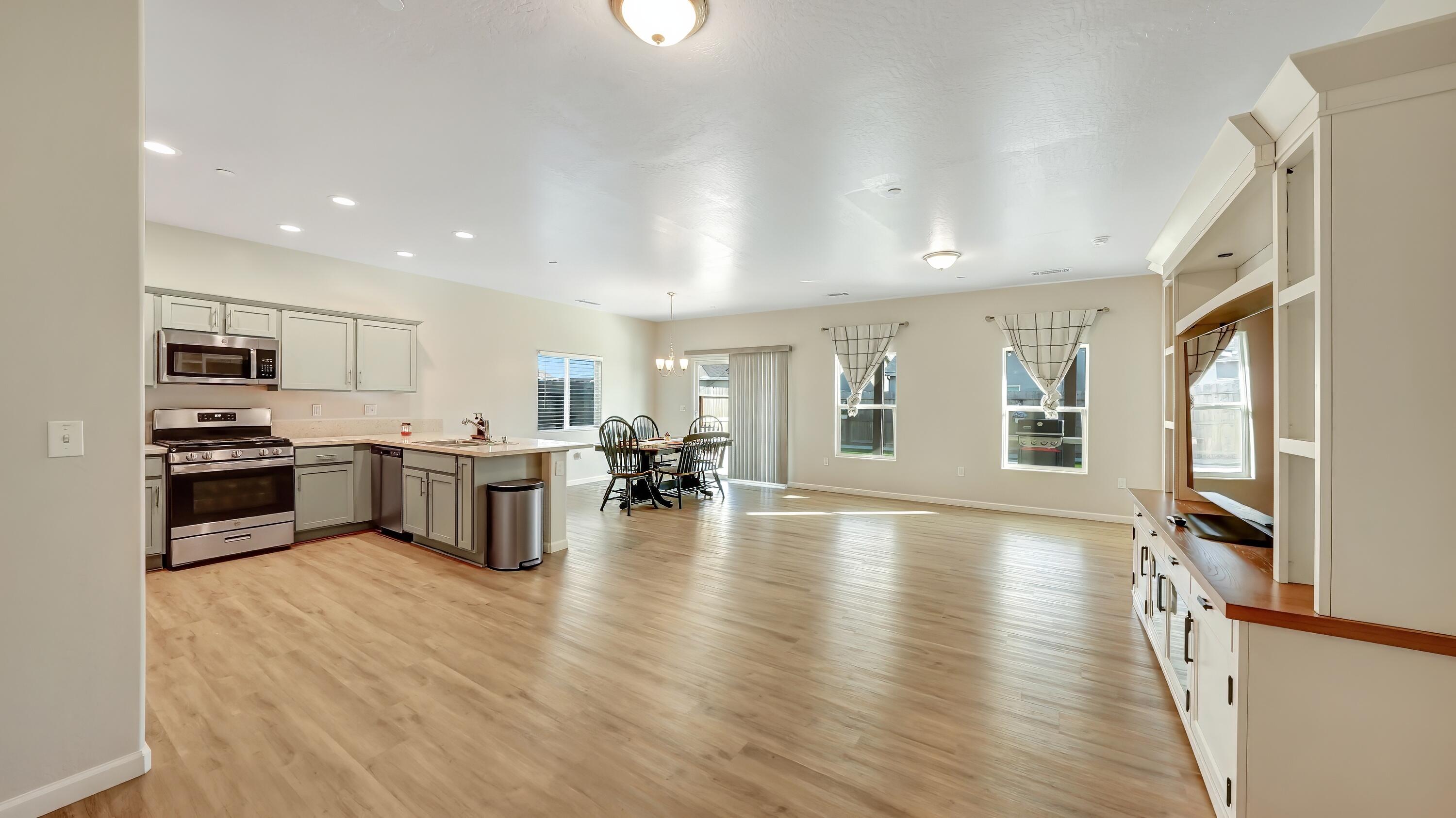 13713 Crocus Way, Armona, CA 93202