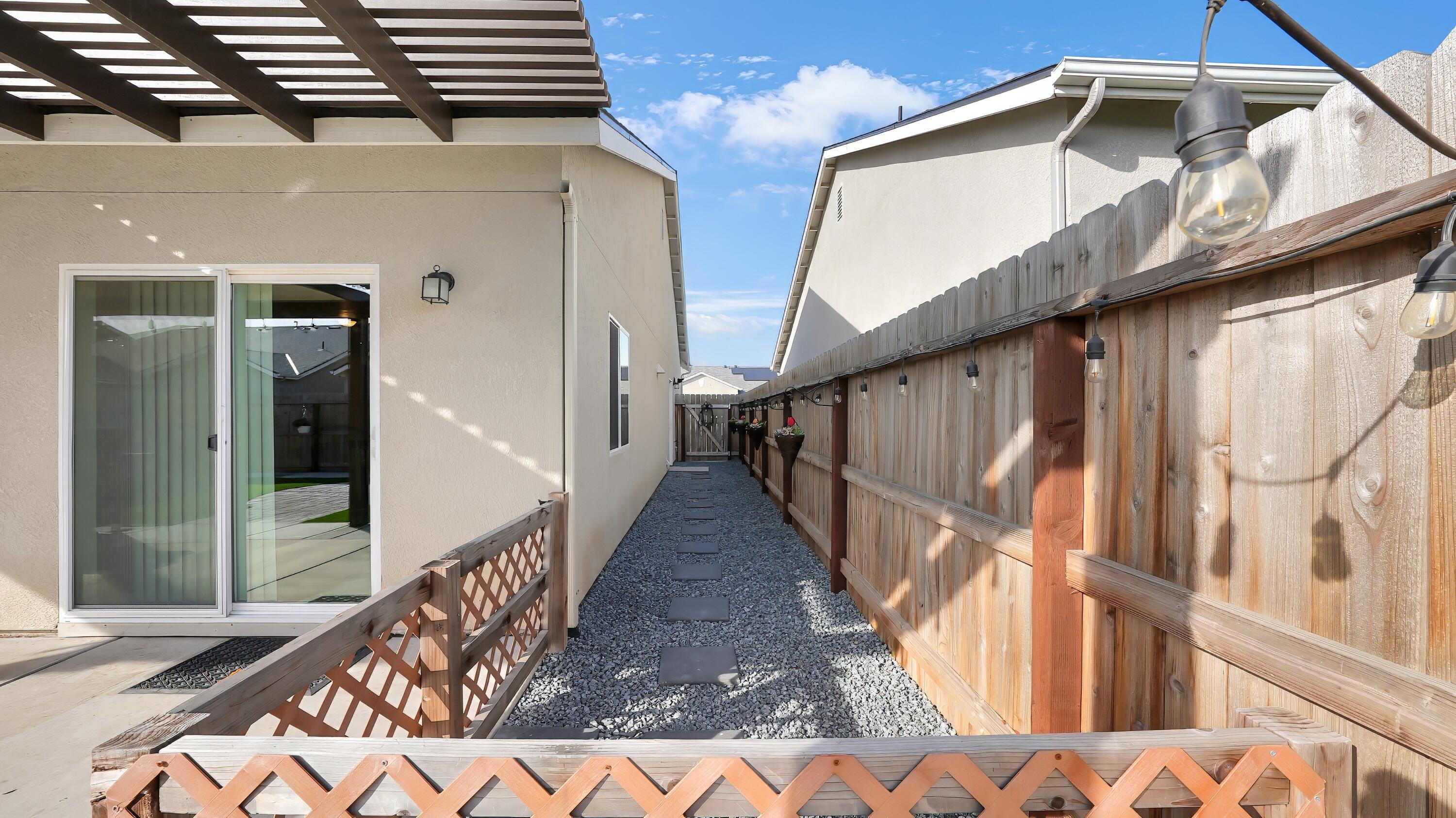 13713 Crocus Way, Armona, CA 93202