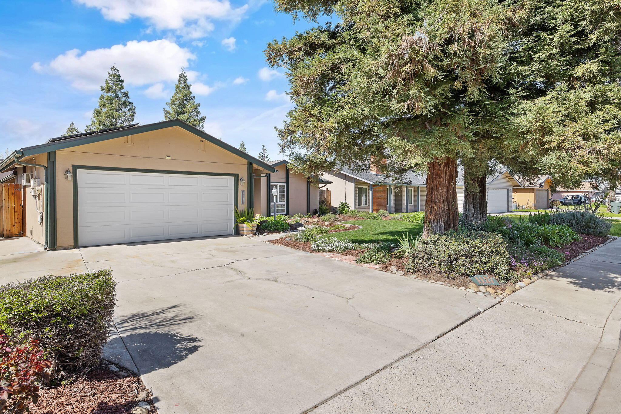 1127 S Noyes St, Visalia, CA 93277