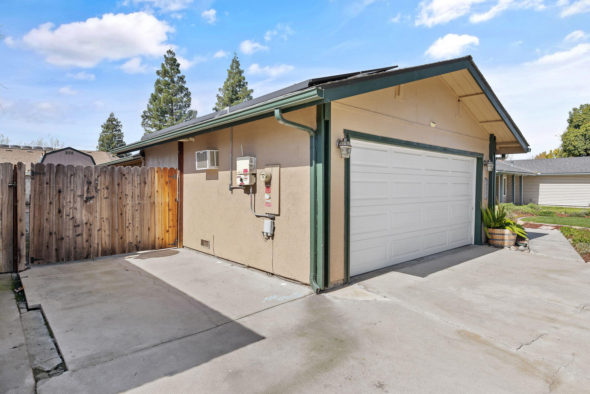 1127 S Noyes St, Visalia, CA 93277