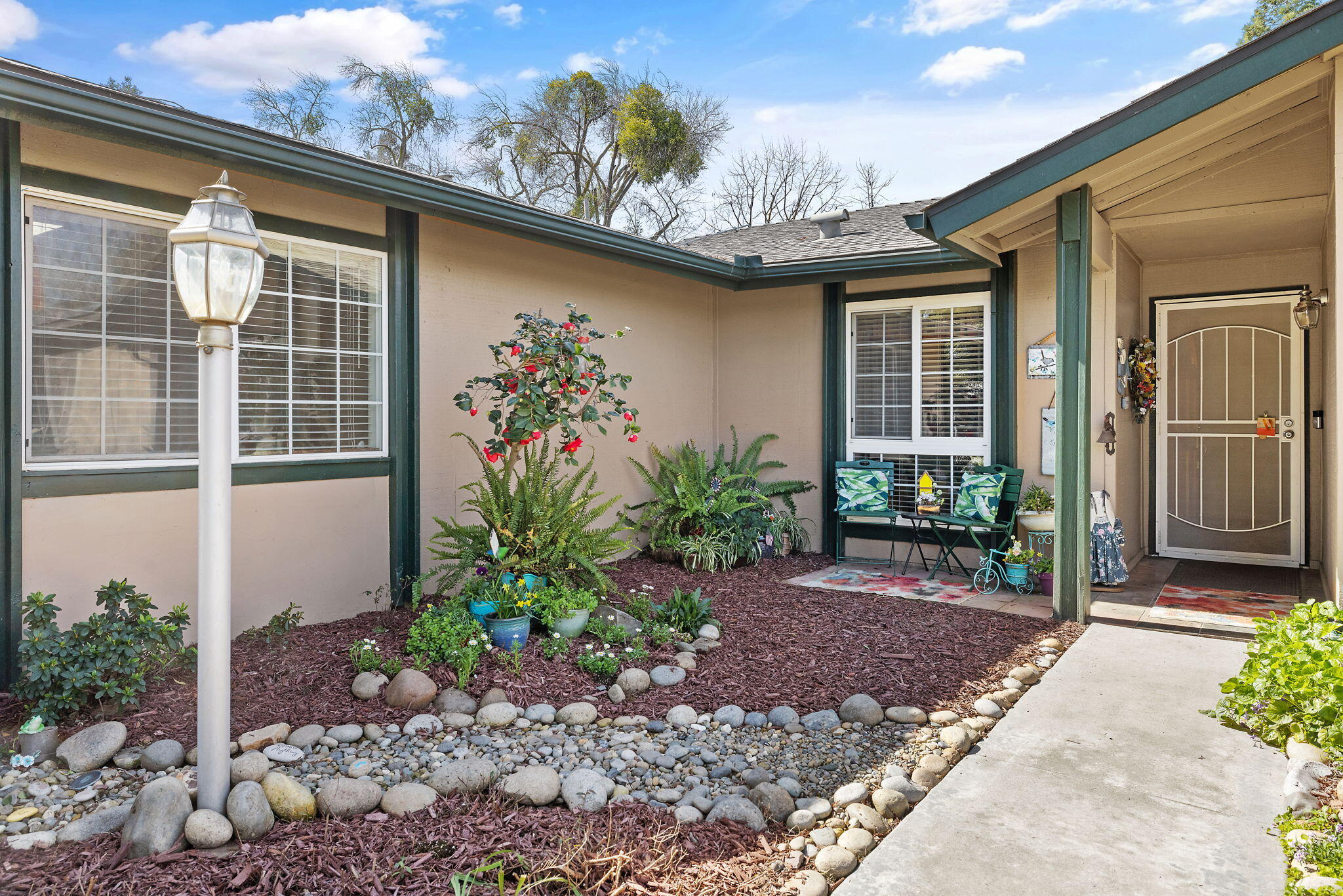 1127 S Noyes St, Visalia, CA 93277