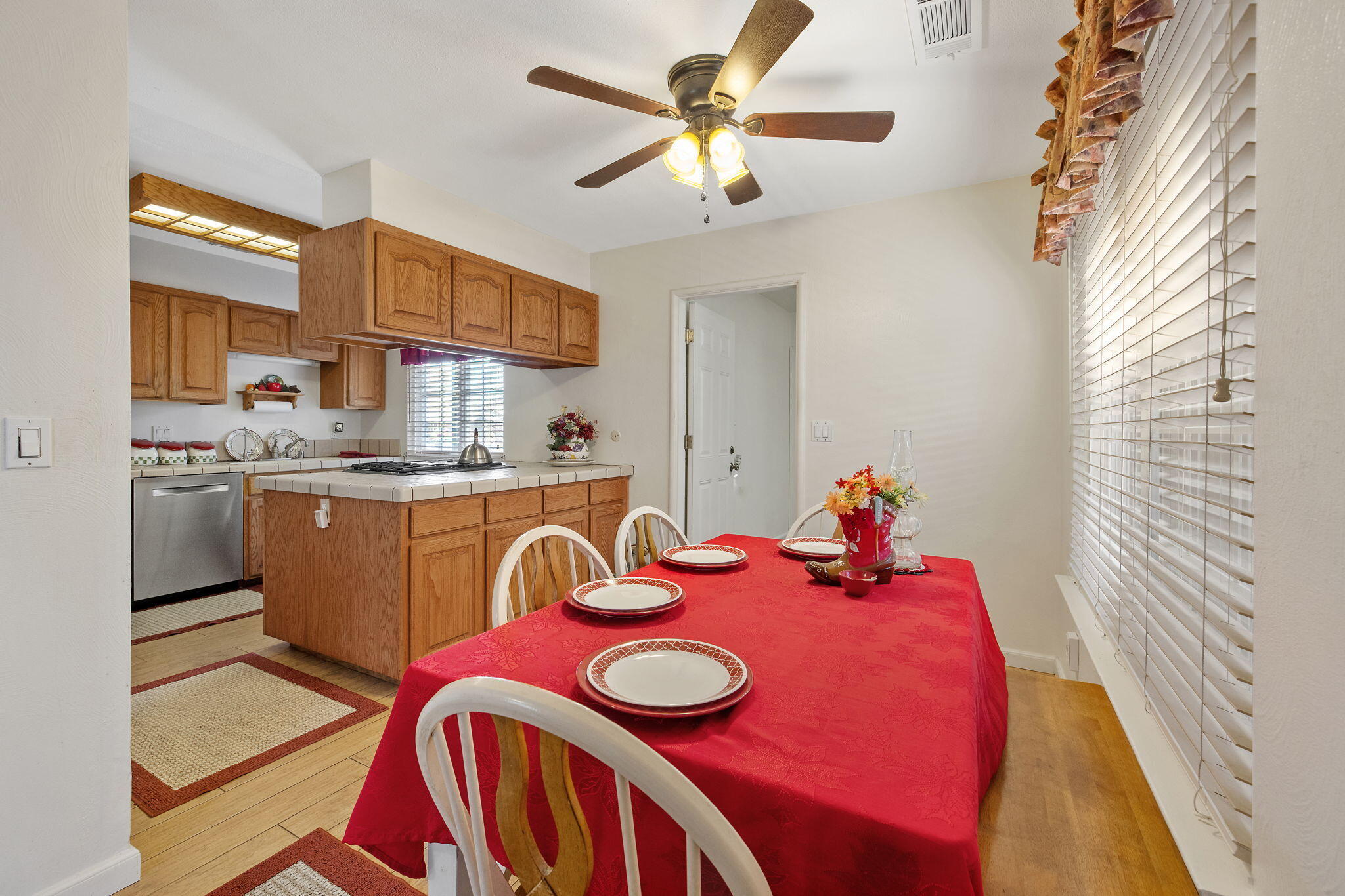 1127 S Noyes St, Visalia, CA 93277