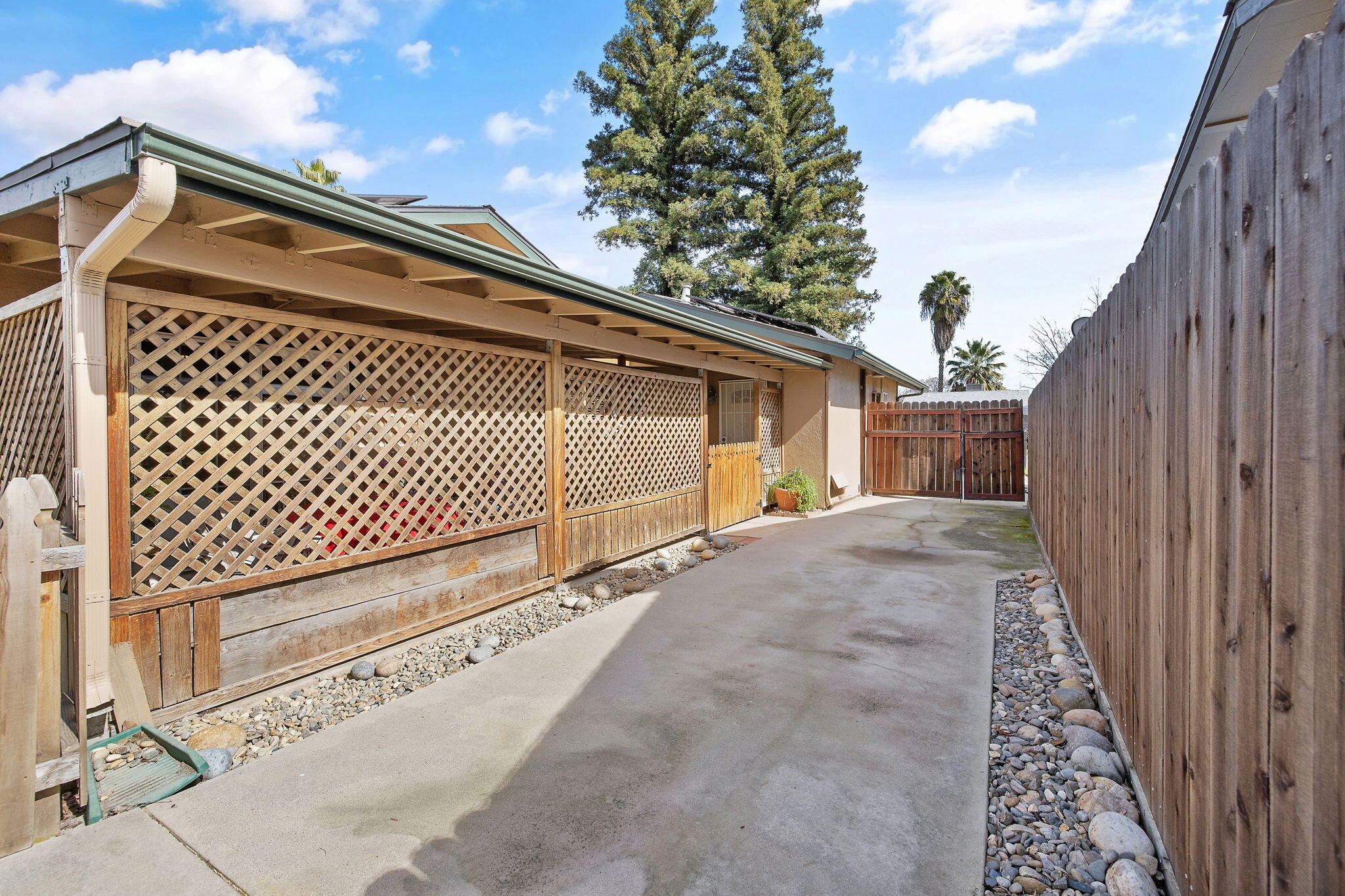 1127 S Noyes St, Visalia, CA 93277