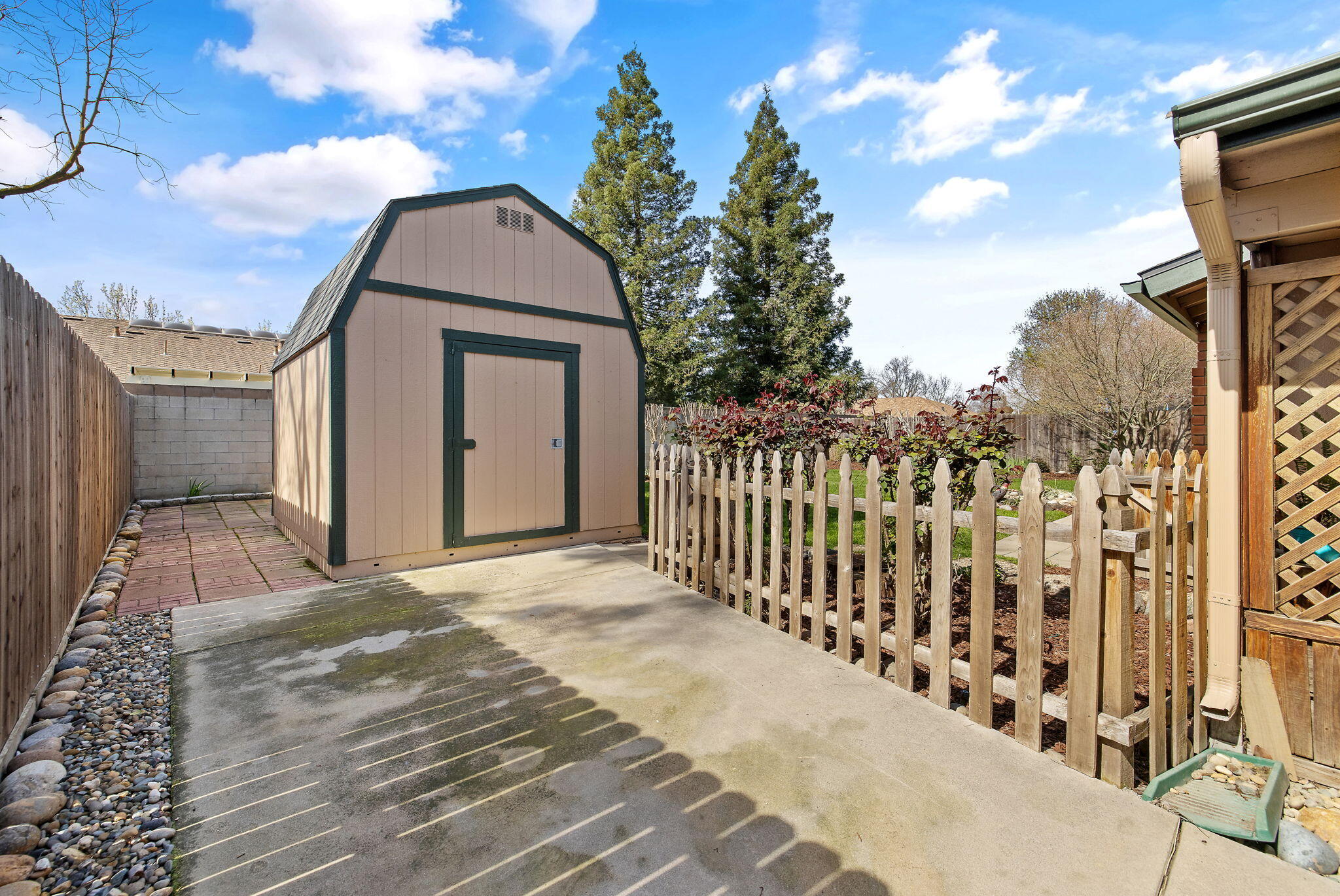 1127 S Noyes St, Visalia, CA 93277