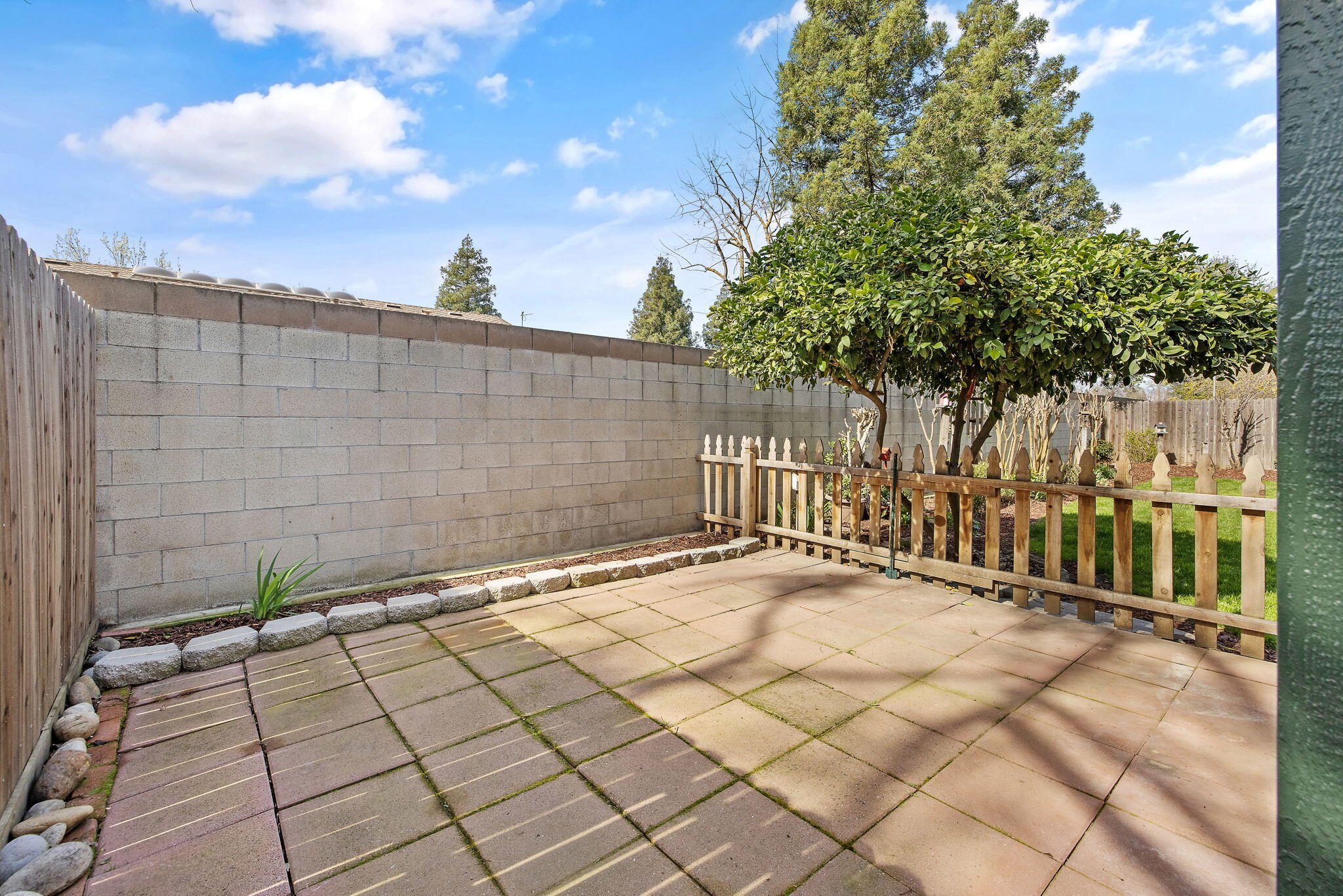 1127 S Noyes St, Visalia, CA 93277