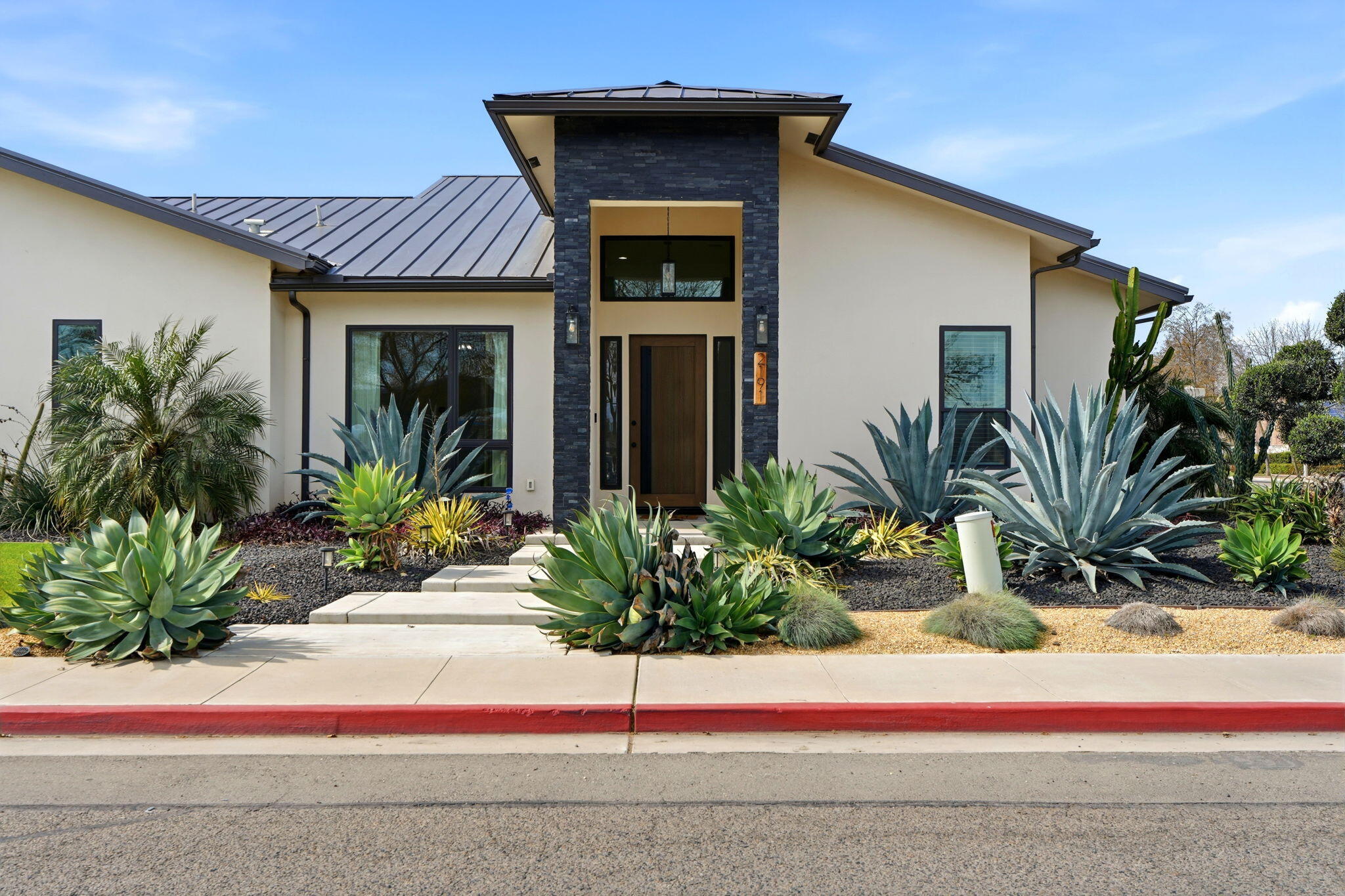 2191 N Linwood St, Visalia, CA 93291