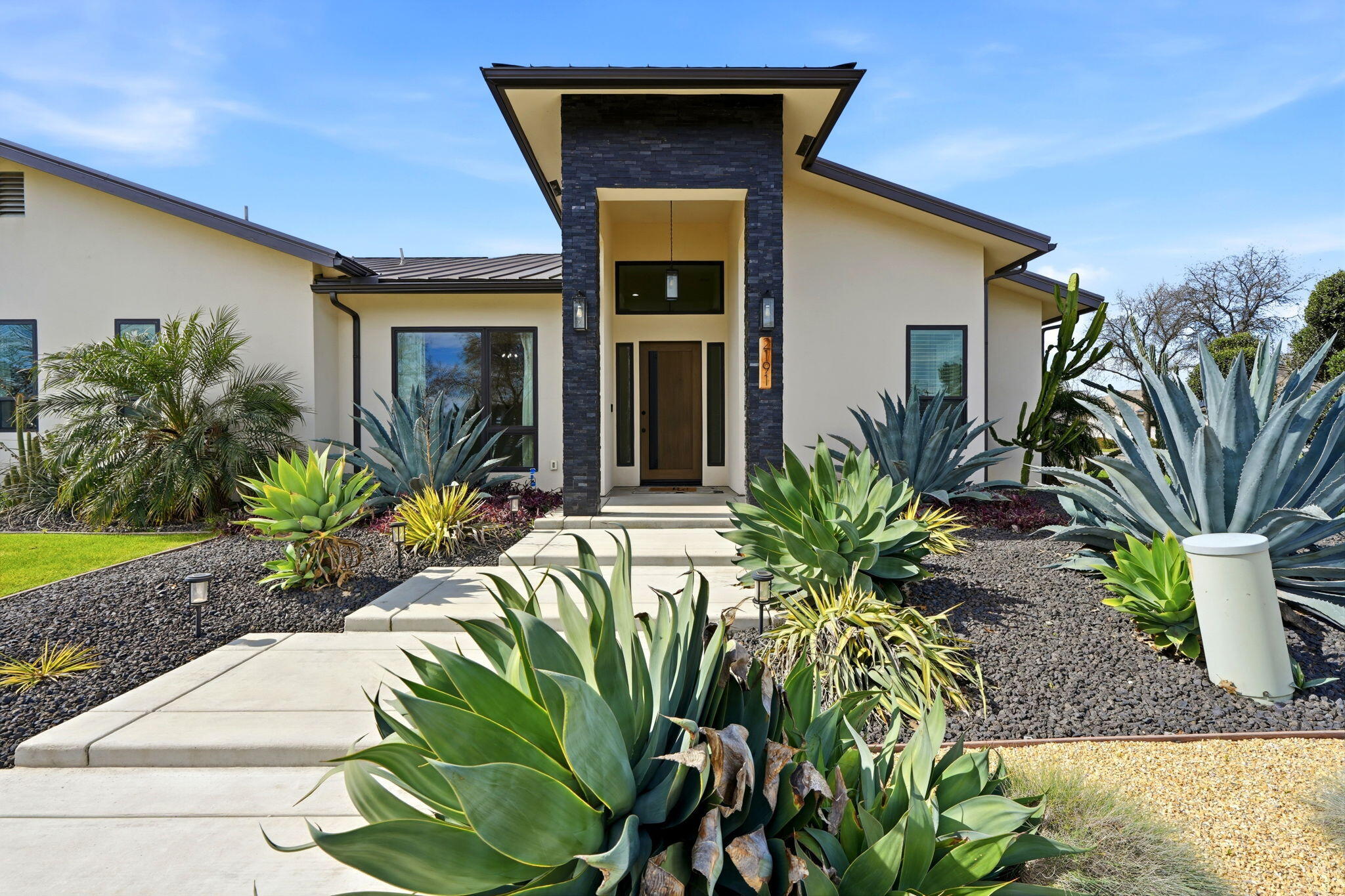 2191 N Linwood St, Visalia, CA 93291