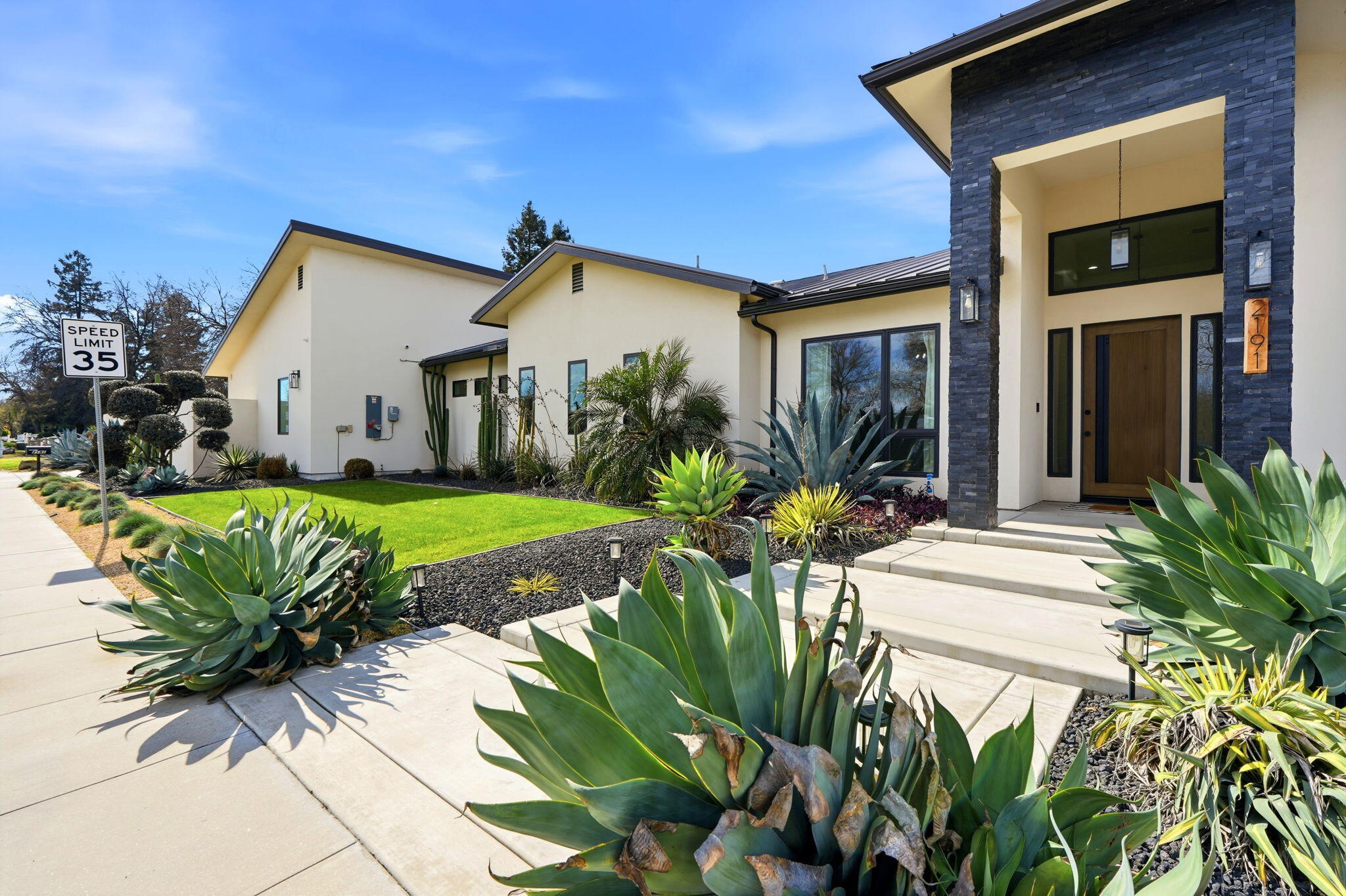 2191 N Linwood St, Visalia, CA 93291