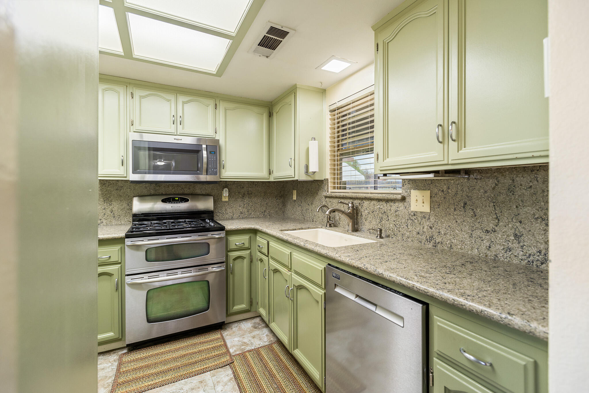 812 Woods Pl, Exeter, CA 93221