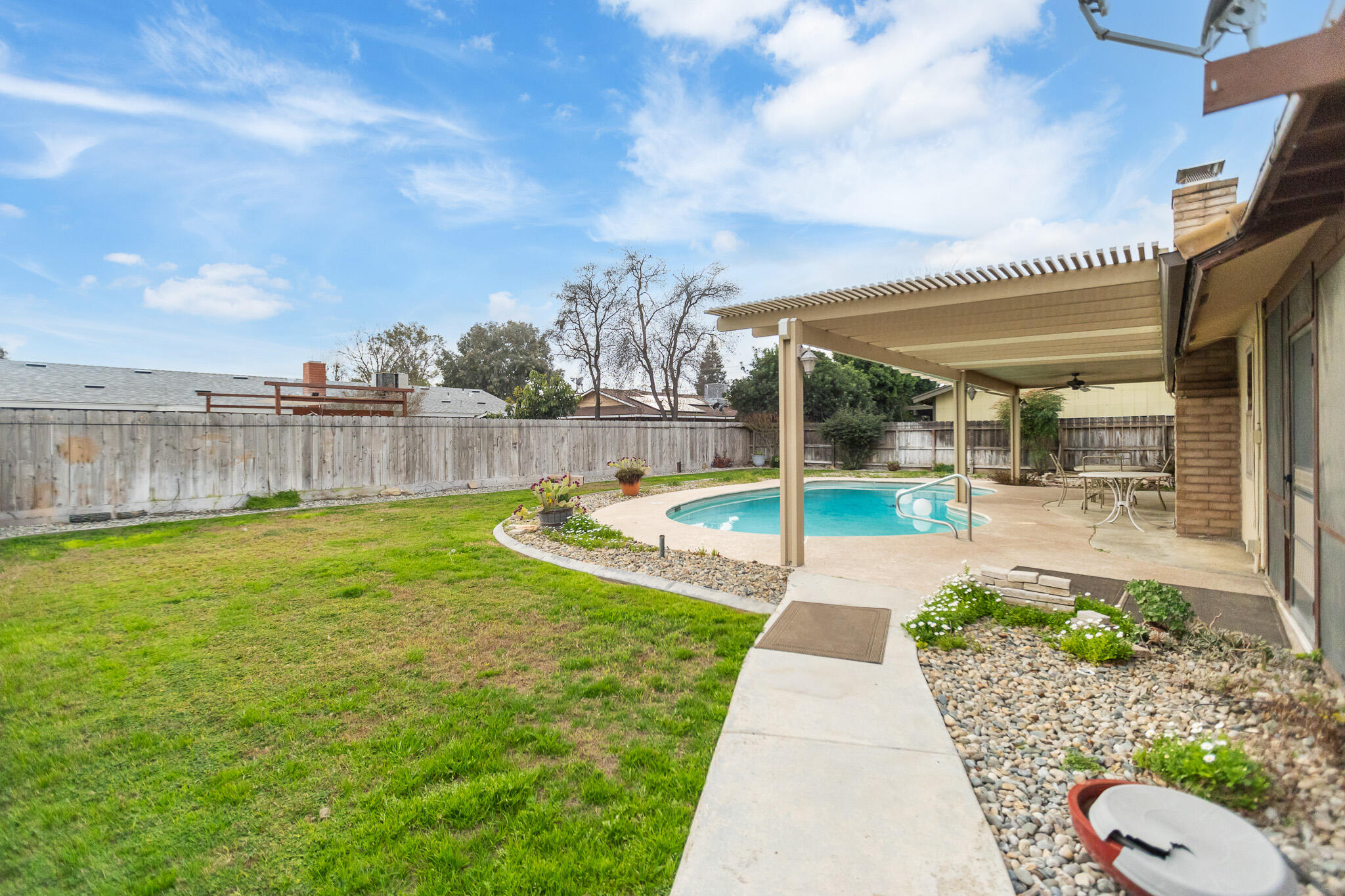 812 Woods Pl, Exeter, CA 93221