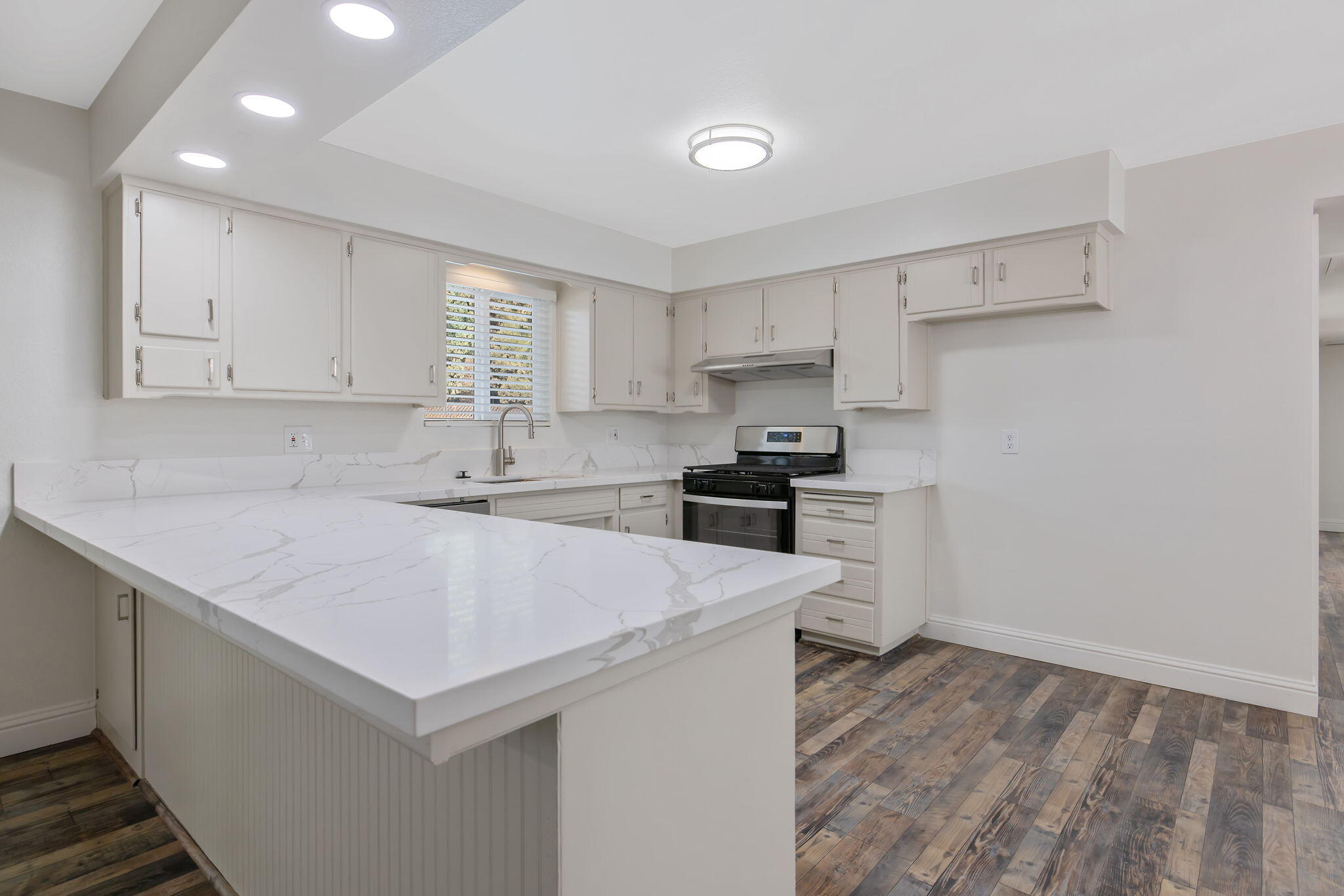 936 W Harter Ave, Visalia, CA 93277