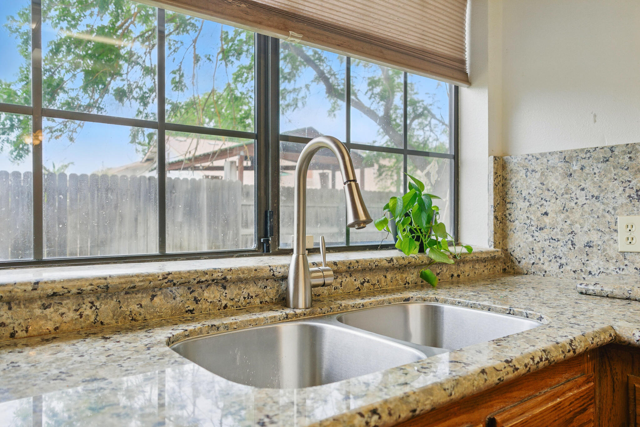 1977 Irving Cir, Tulare, CA 93274