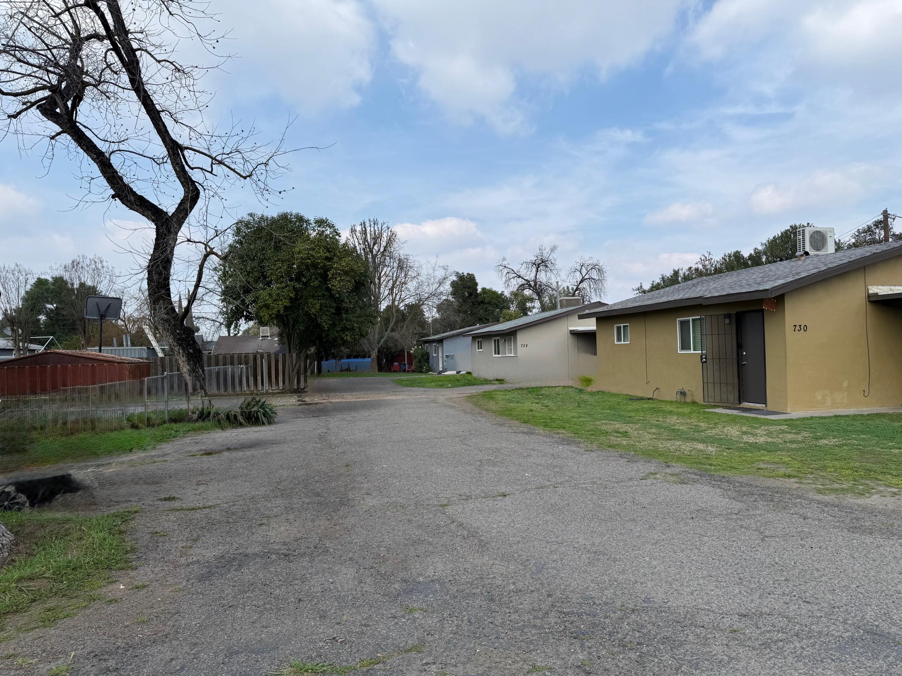 726 N Mooney Blvd, Visalia, CA 93291