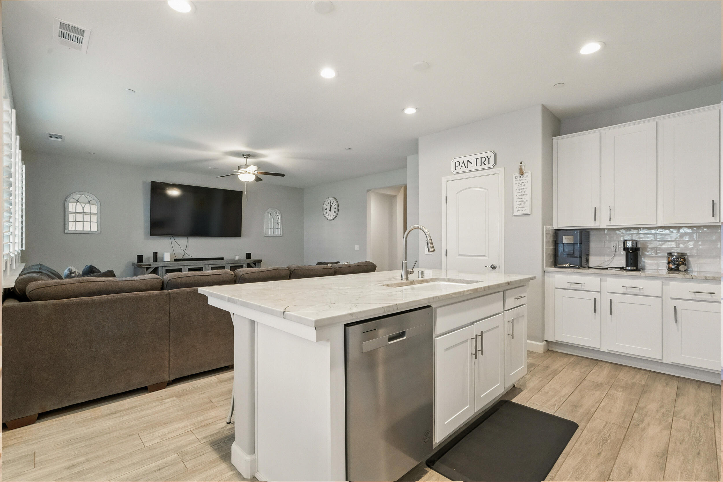 2090 Chancellor Ave, Tulare, CA 93274