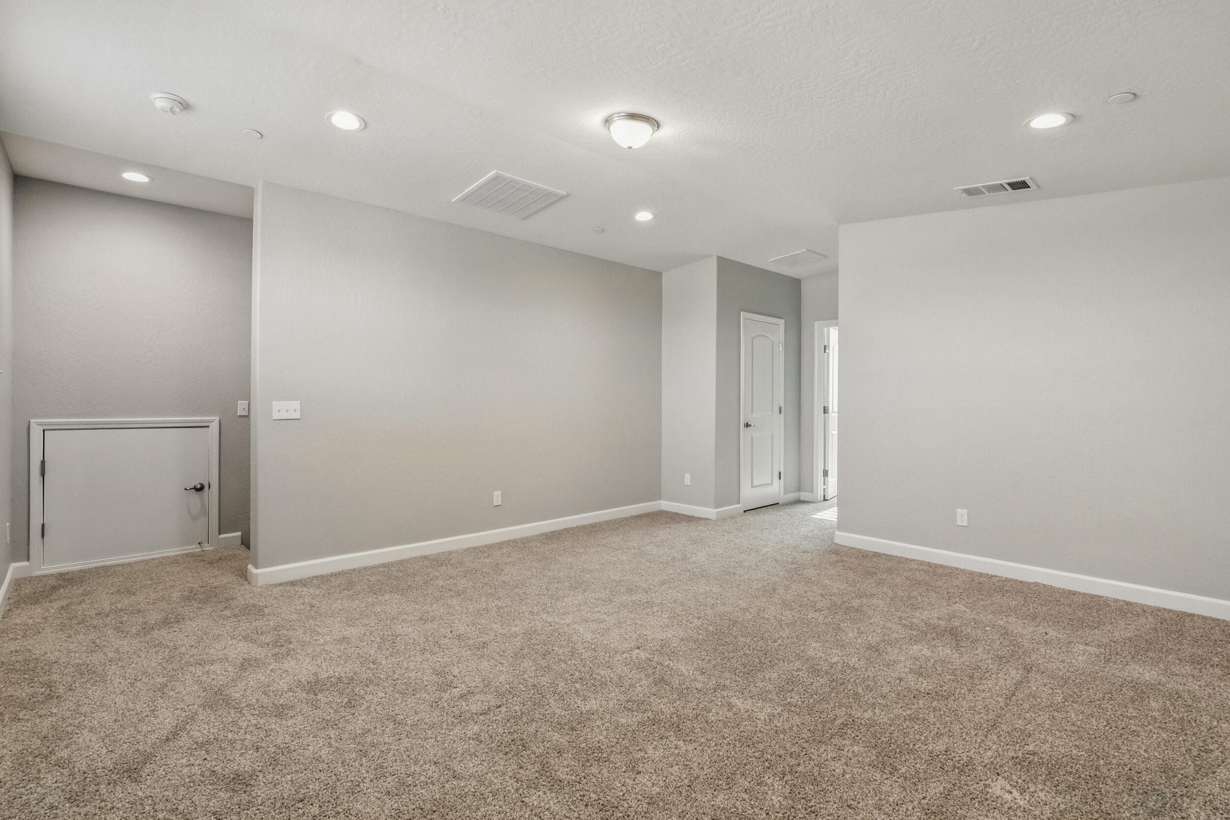 2090 Chancellor Ave, Tulare, CA 93274