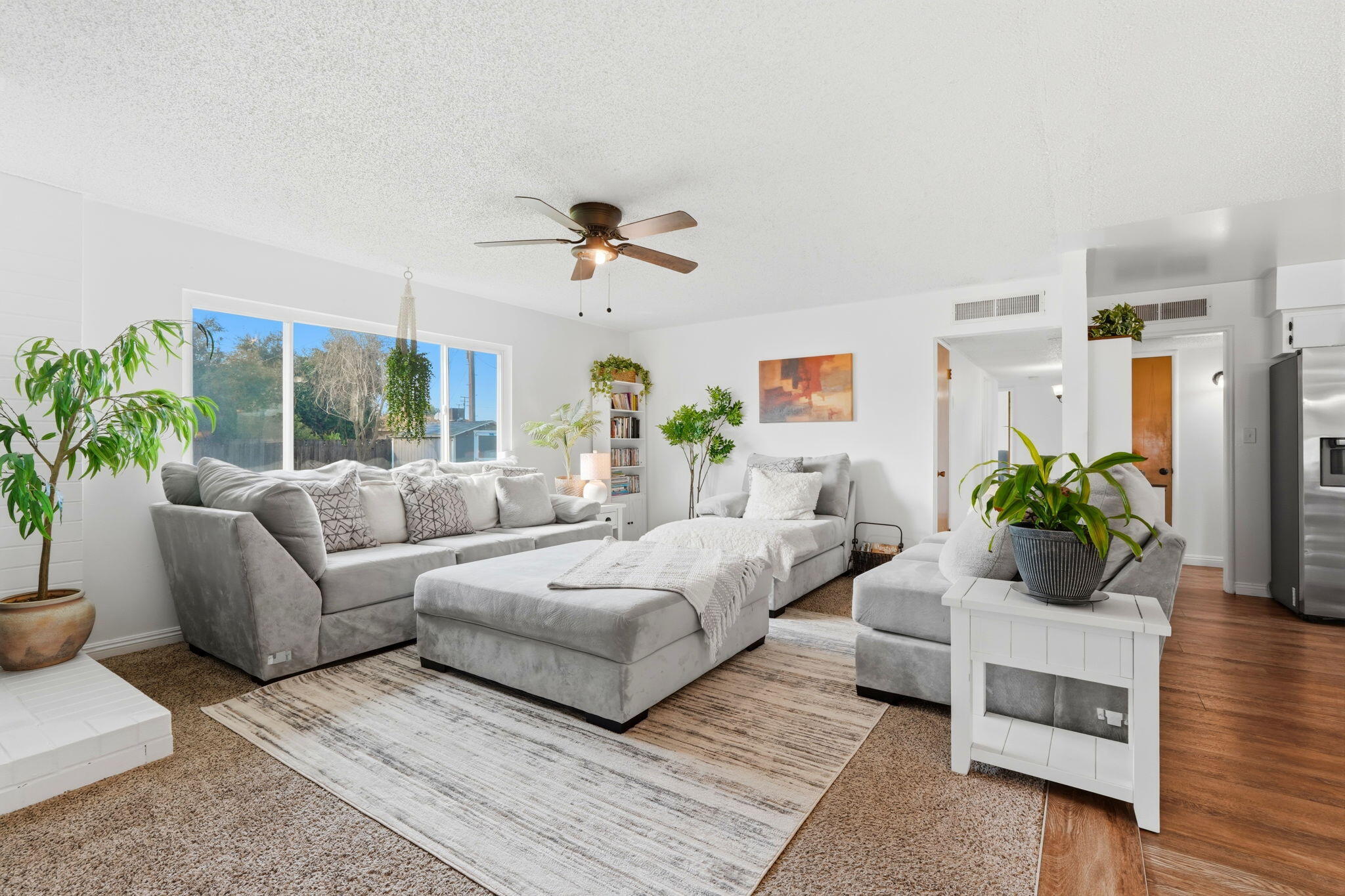 195 E Sandra Ave, Tulare, CA 93274