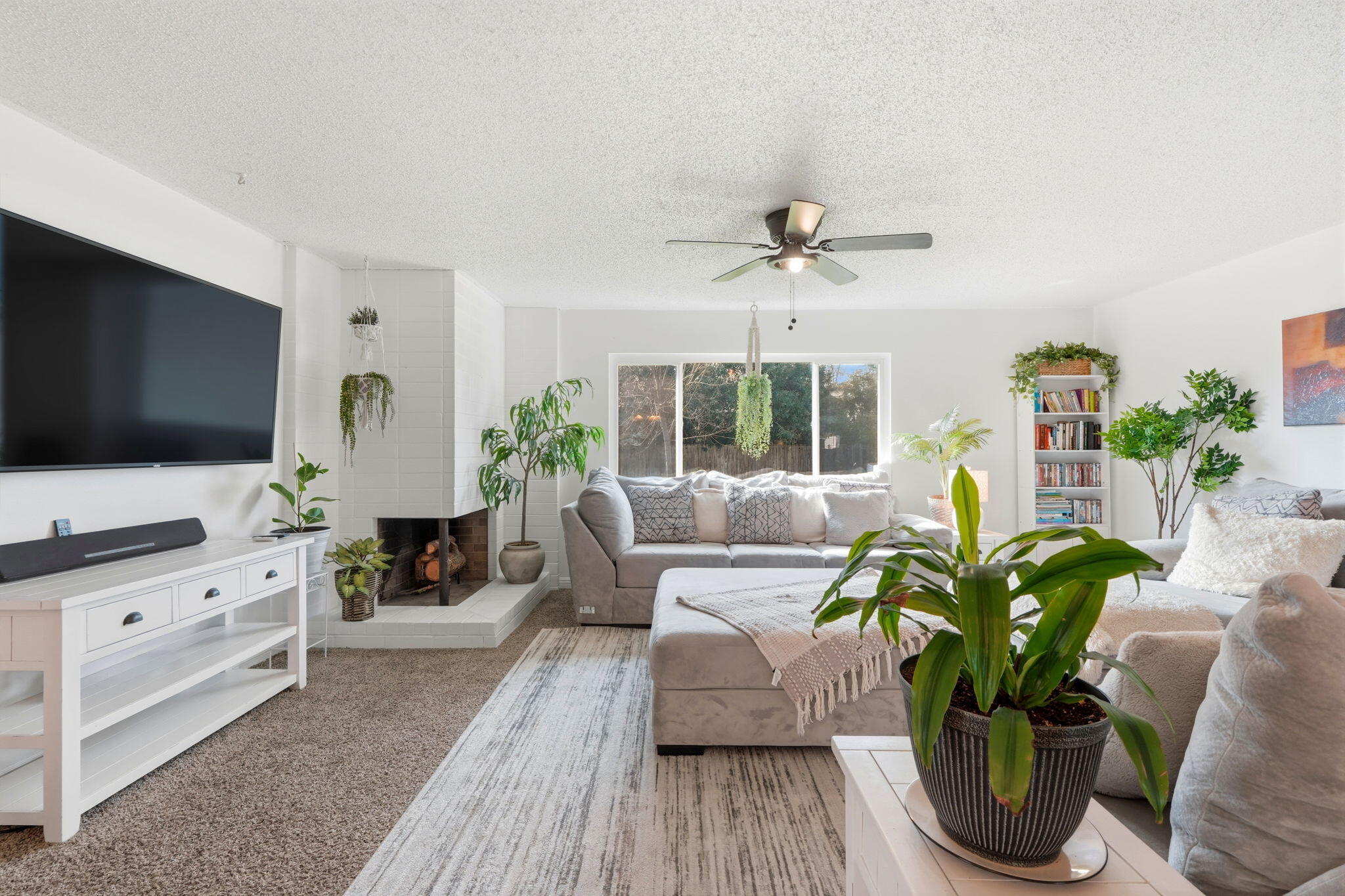 195 E Sandra Ave, Tulare, CA 93274