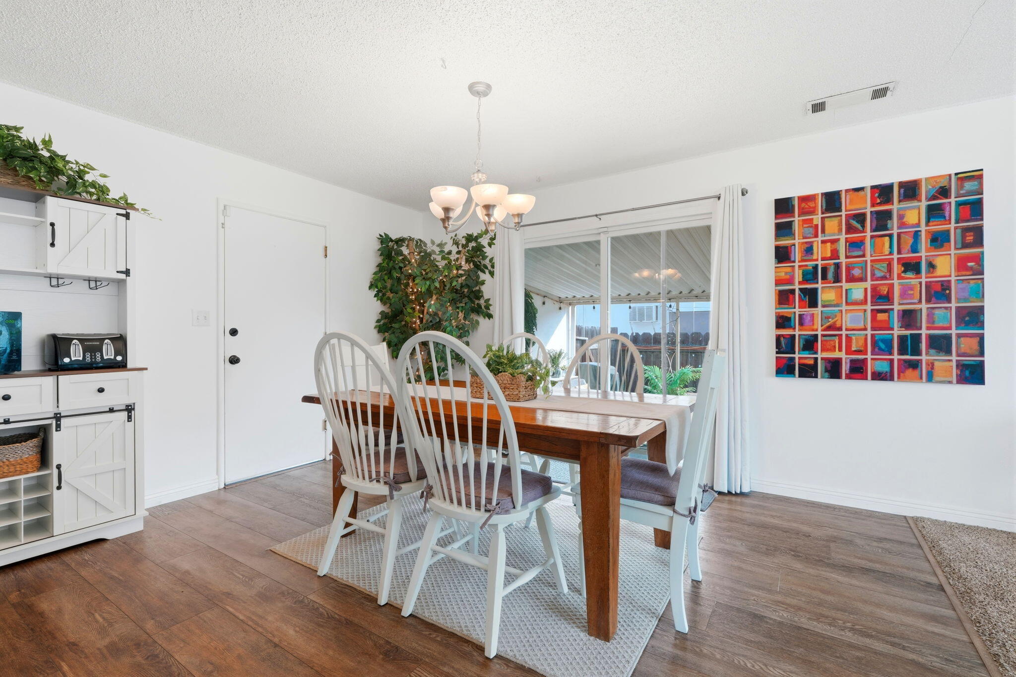 195 E Sandra Ave, Tulare, CA 93274