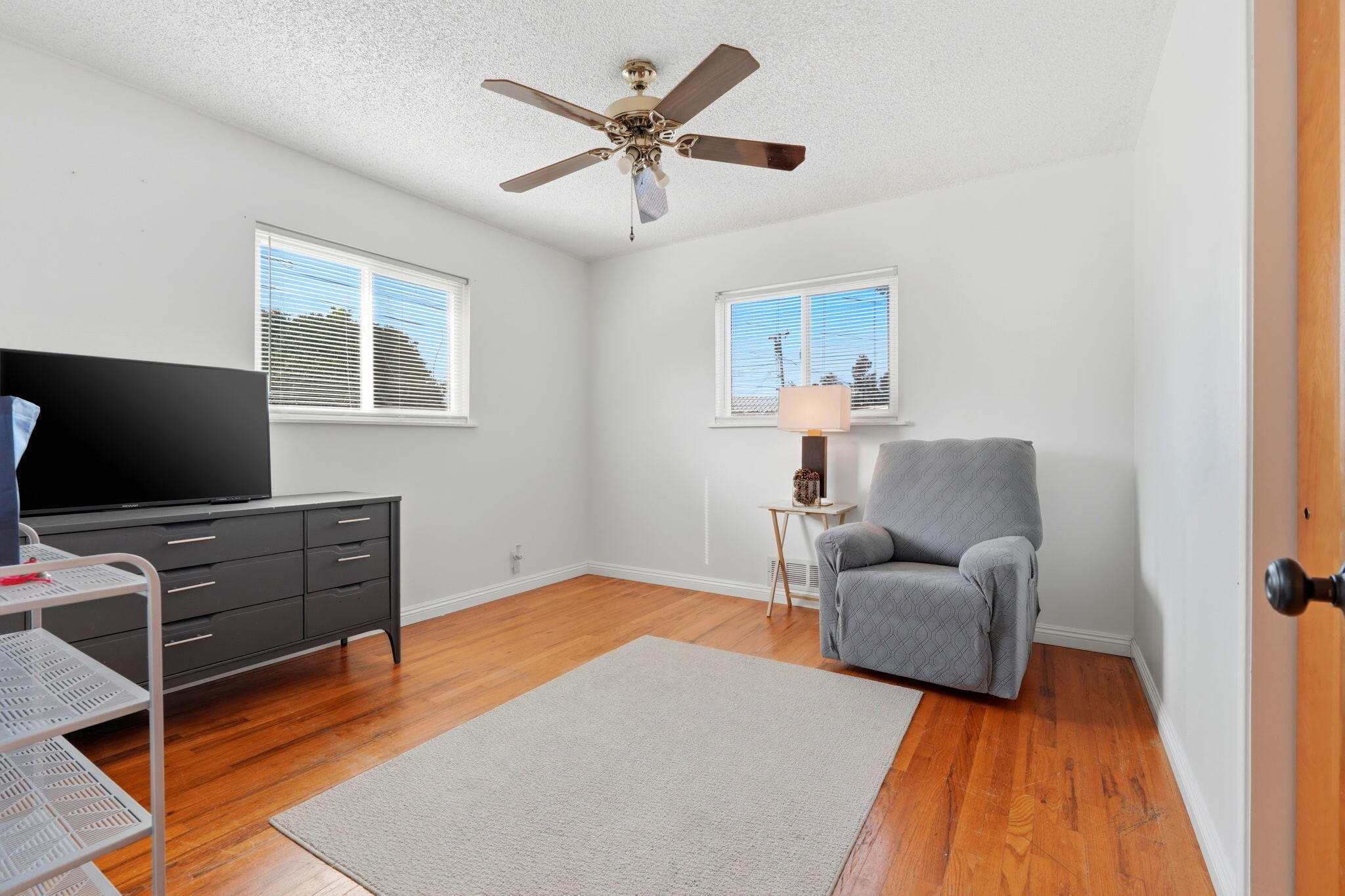 195 E Sandra Ave, Tulare, CA 93274