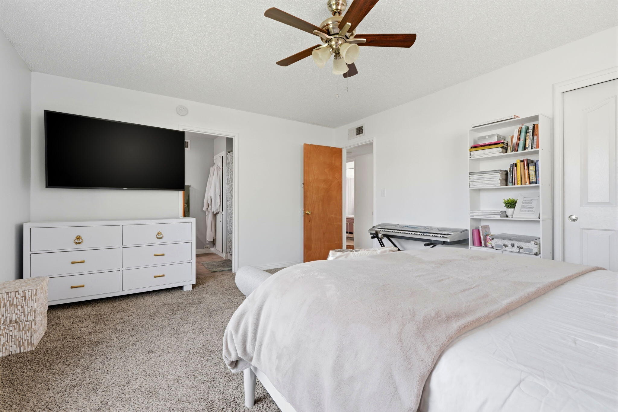 195 E Sandra Ave, Tulare, CA 93274