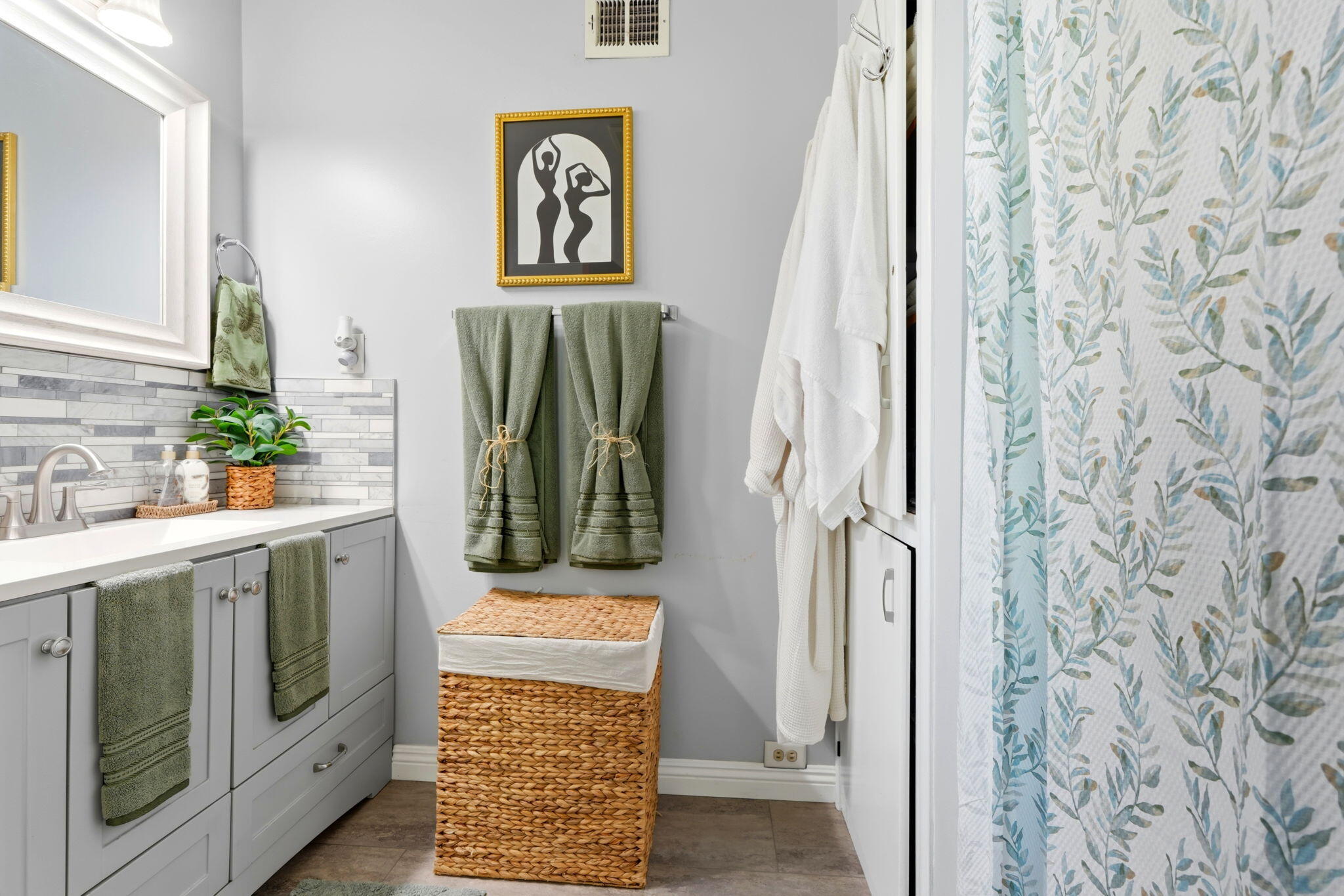 195 E Sandra Ave, Tulare, CA 93274