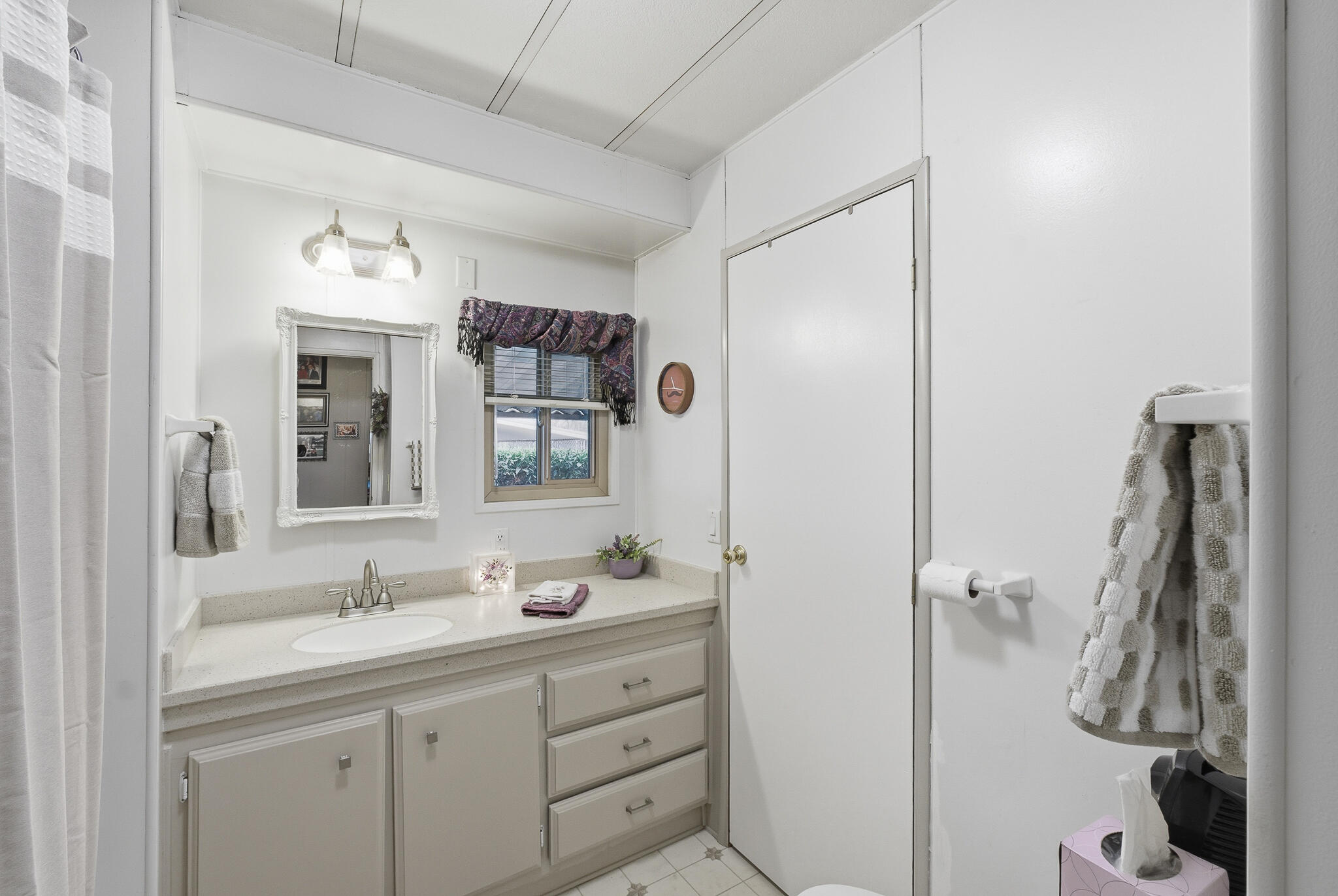 2627 W Midvalley Ave, Visalia, CA 93277